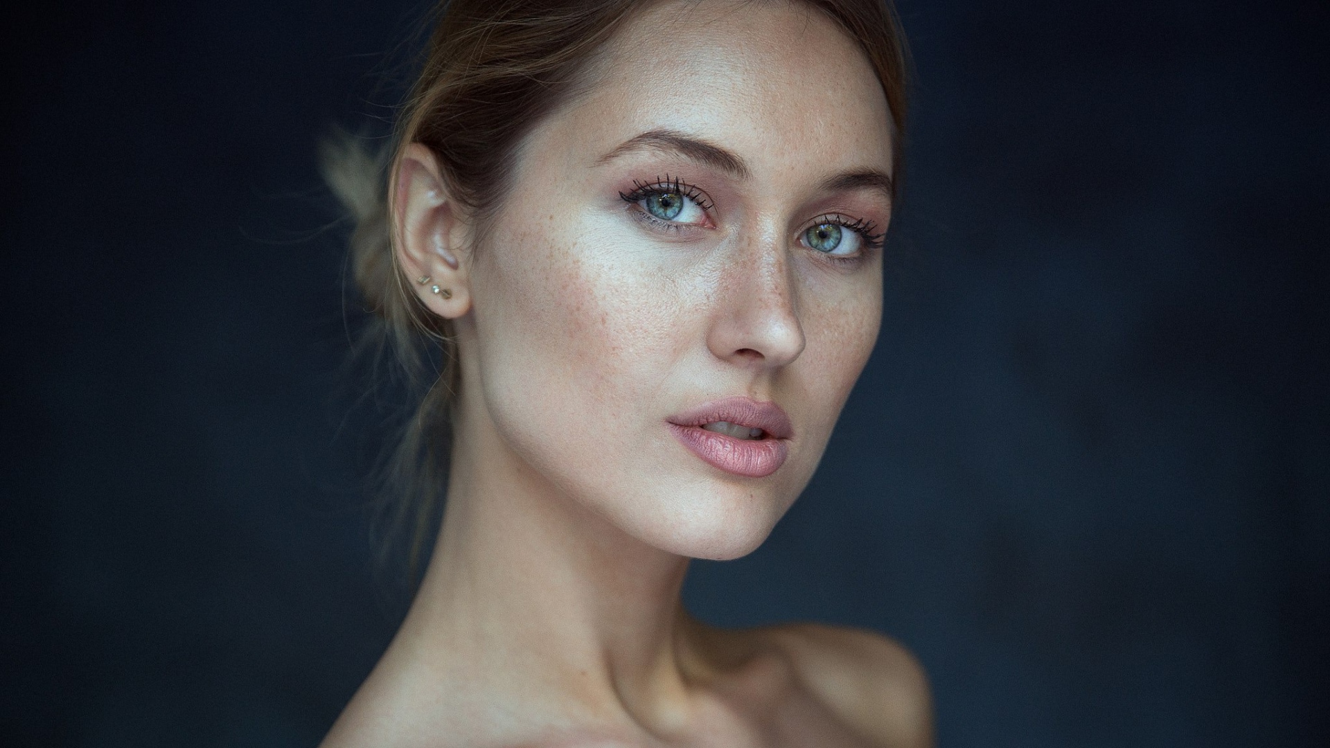 Нежная зеленоглазая девушка крупным планом