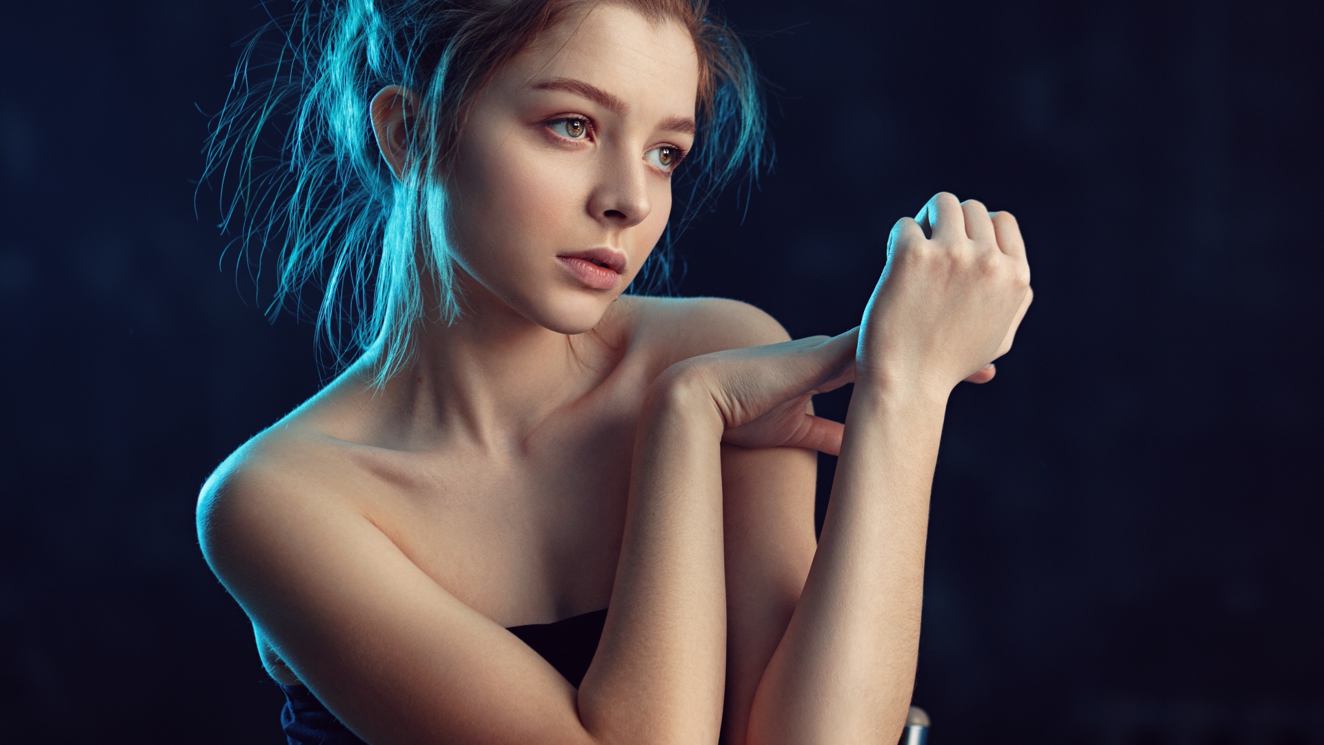 Нежная задумчивая грустная девушка 