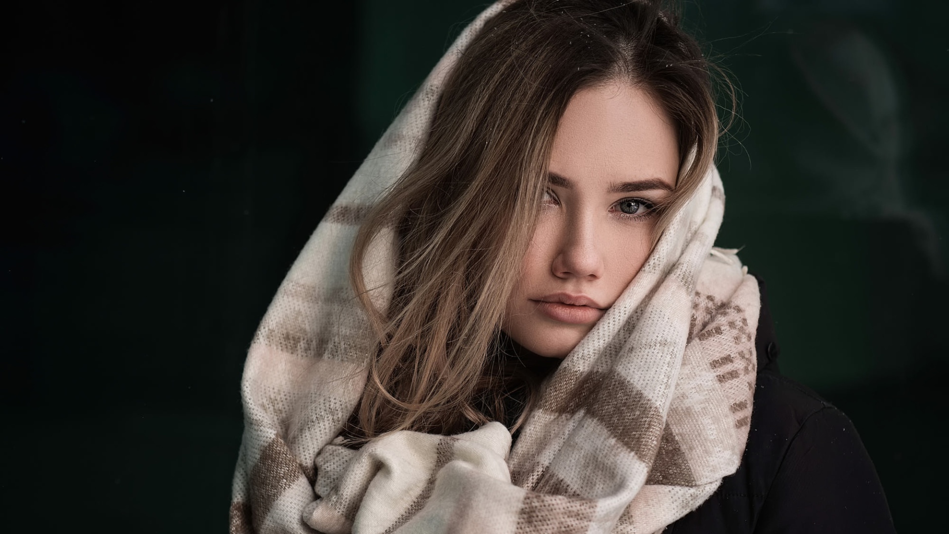 Девушка с волосами на лице в палантине