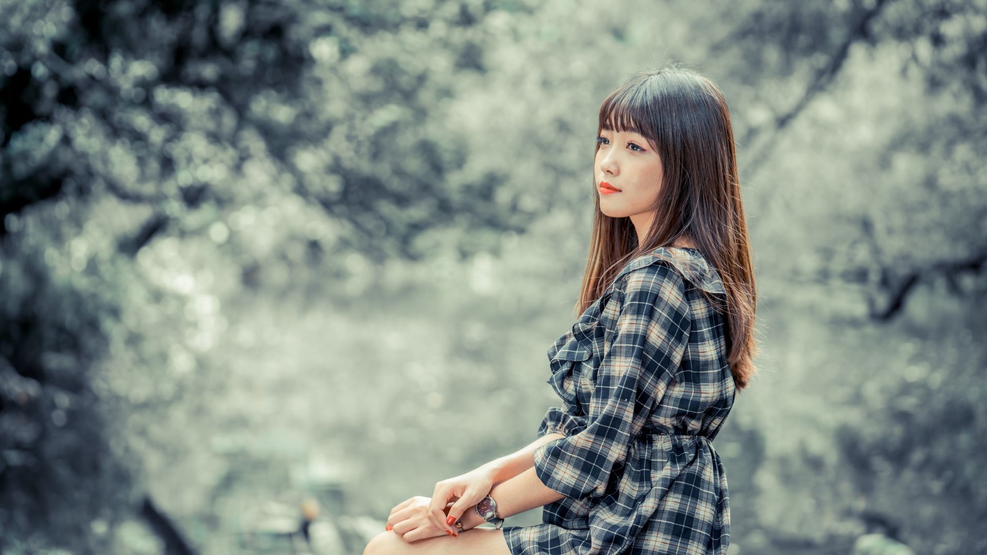 Молодая азиатка в платье в клетку