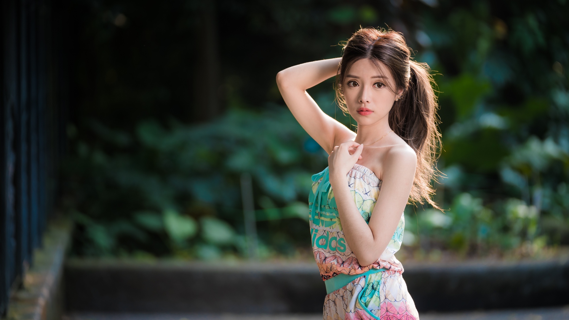 Молодая красивая девушка с рукой в волосах