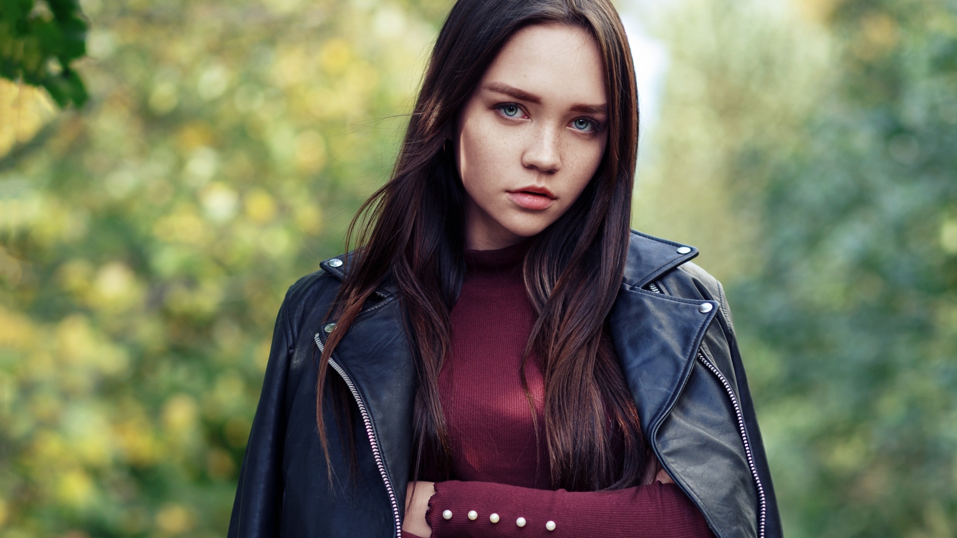 Молодая голубоглазая брюнетка в кожаной куртке