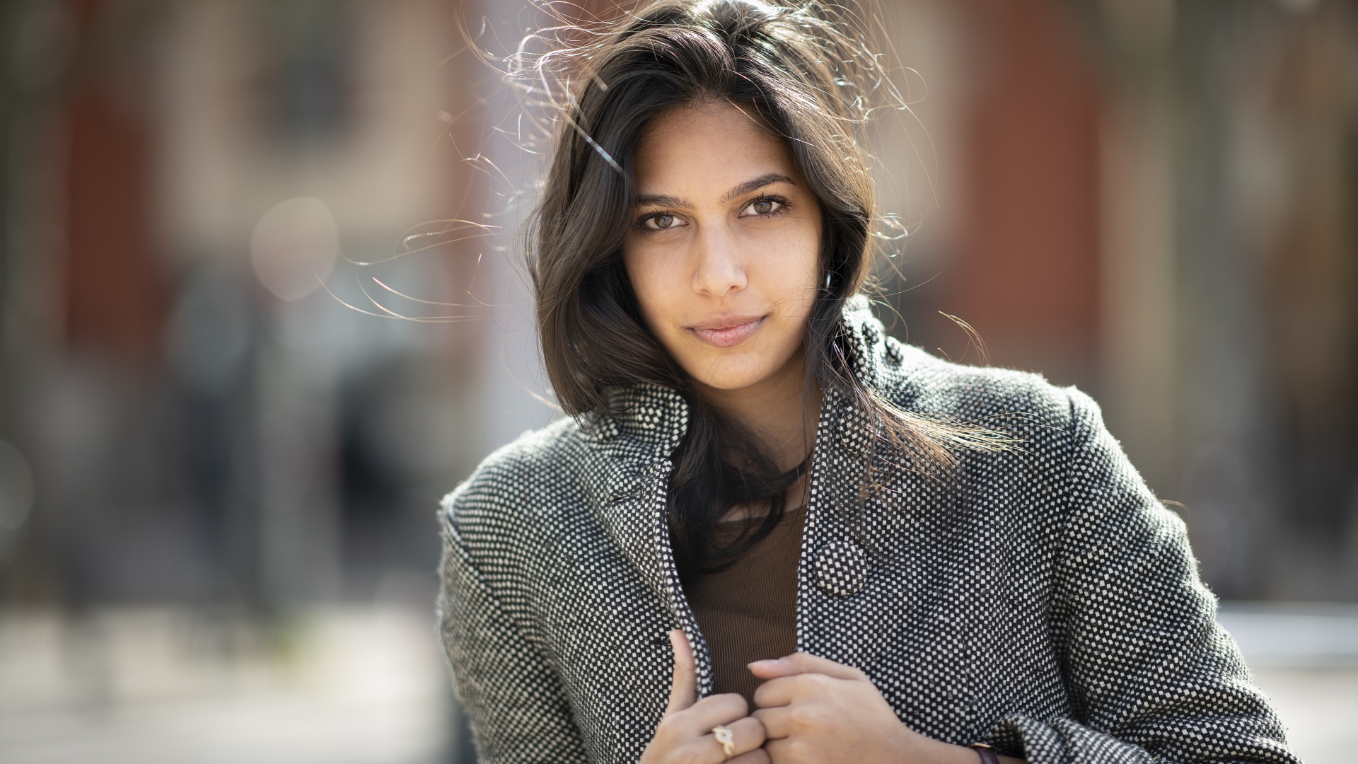 Молодая девушка в сером пальто 