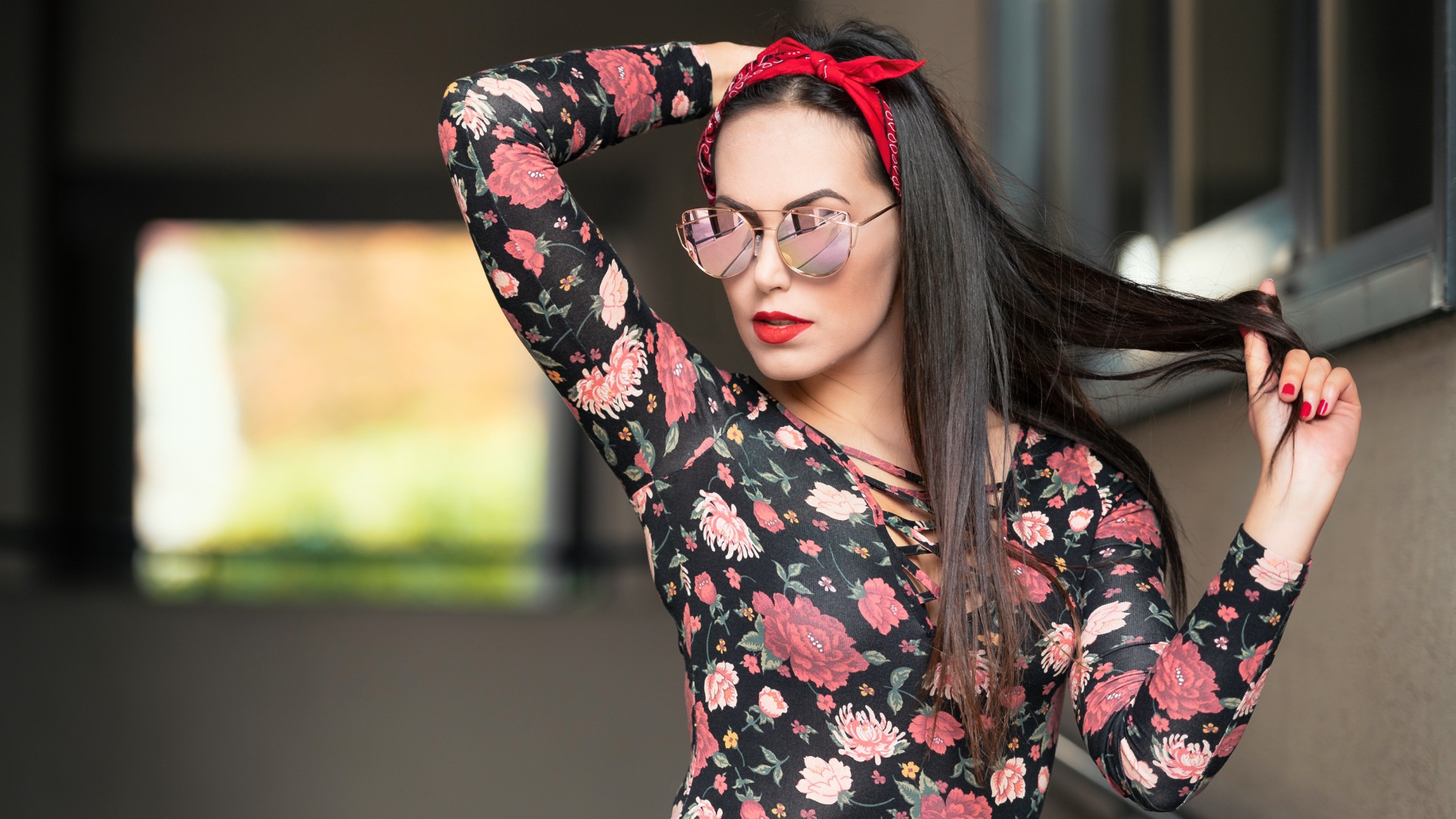 Молодая девушка в очках с платком в волосах 