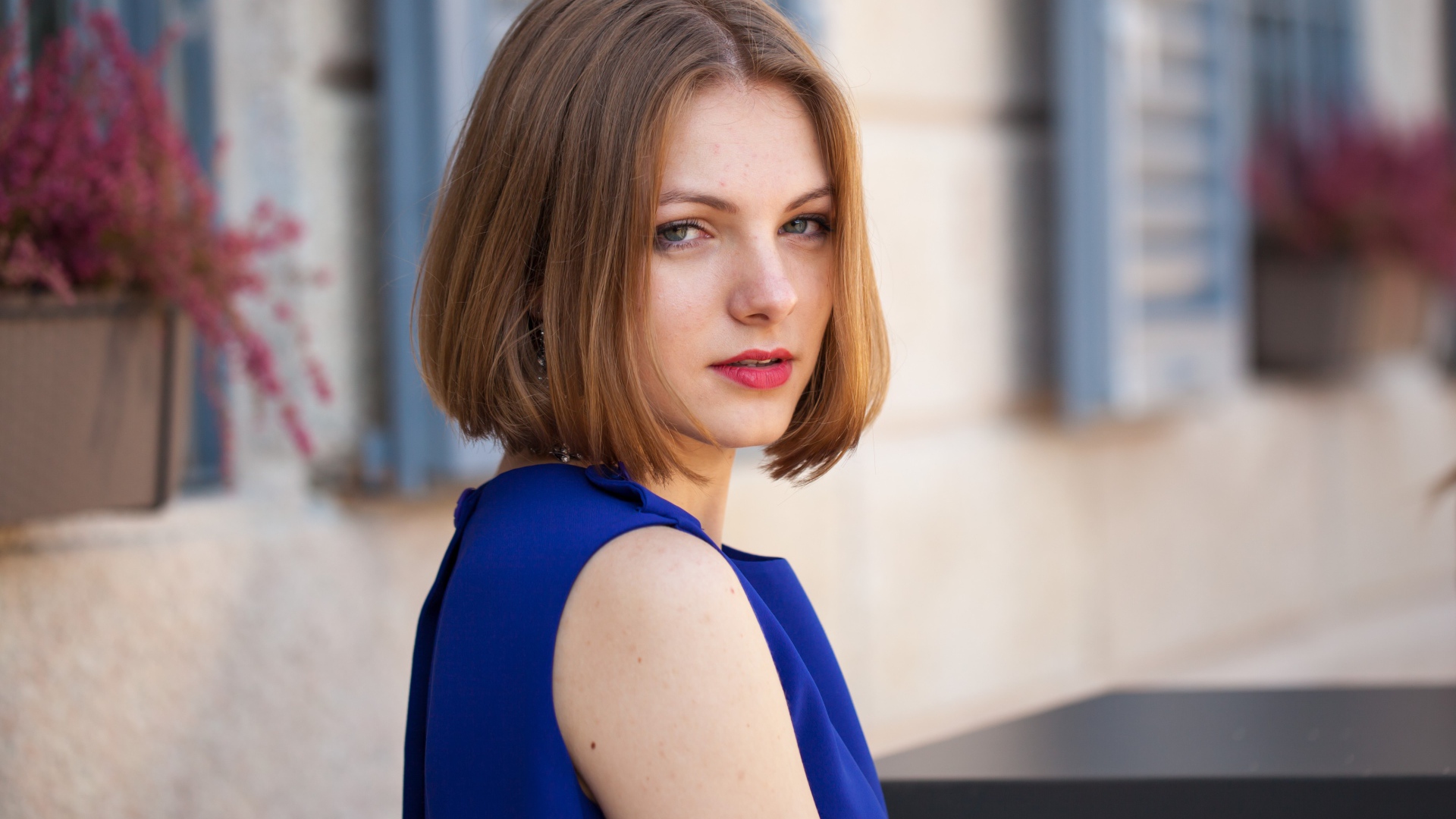 Молодая девушка с прической каре