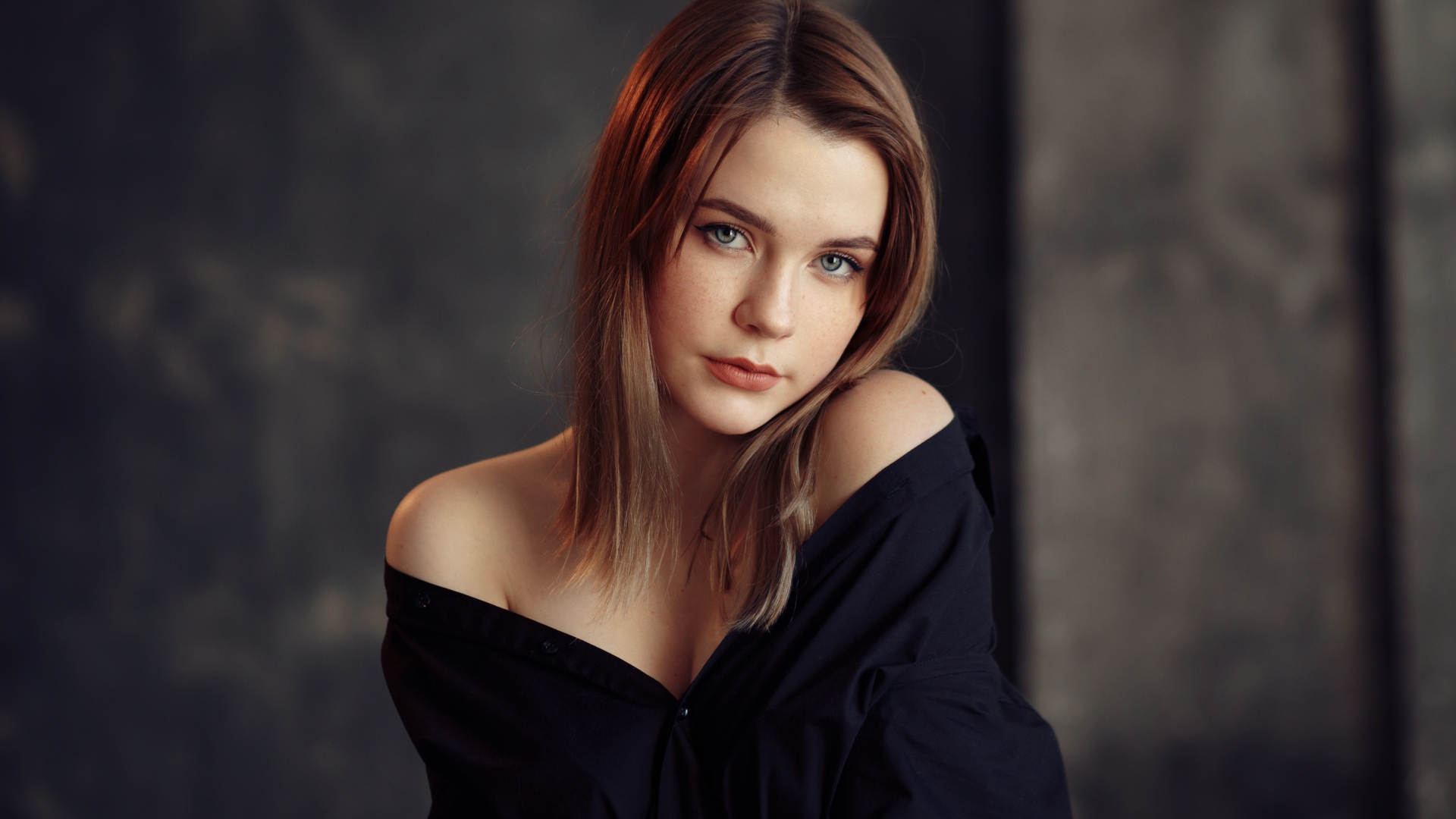 Молодая скромная девушка в черном наряде 