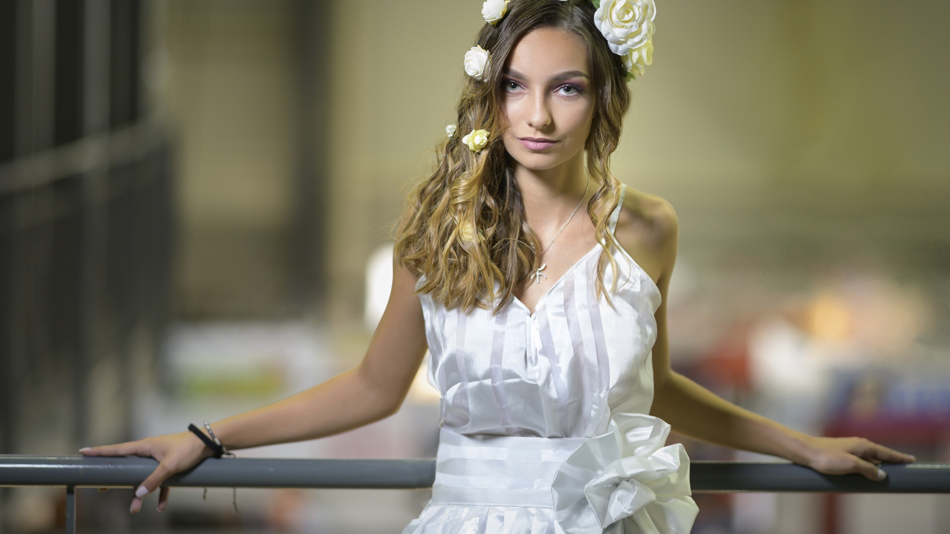 Красивая девушка в белом платье с цветами в волосах 