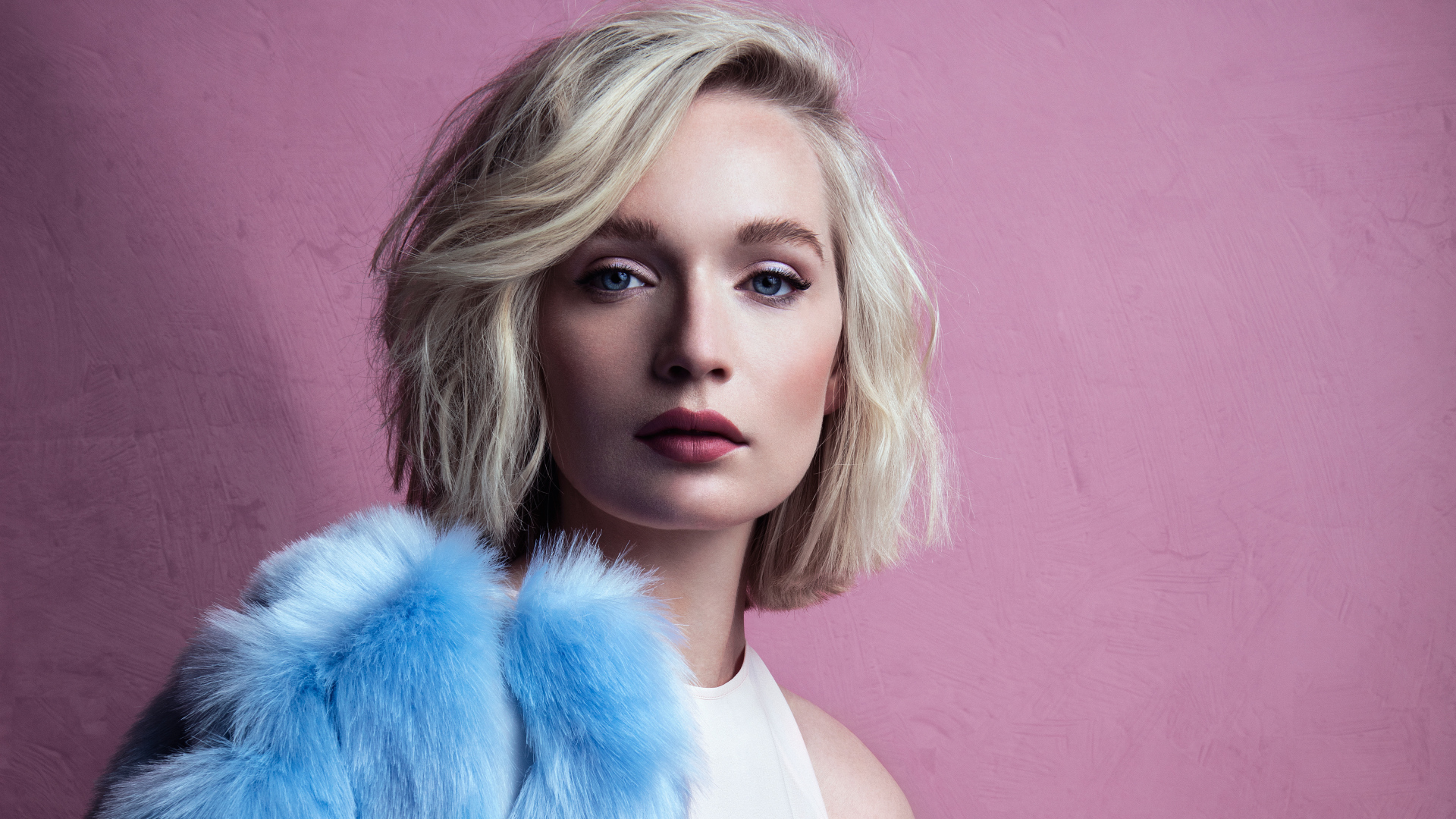 Ярка голубоглазая девушка модель на розовом фоне