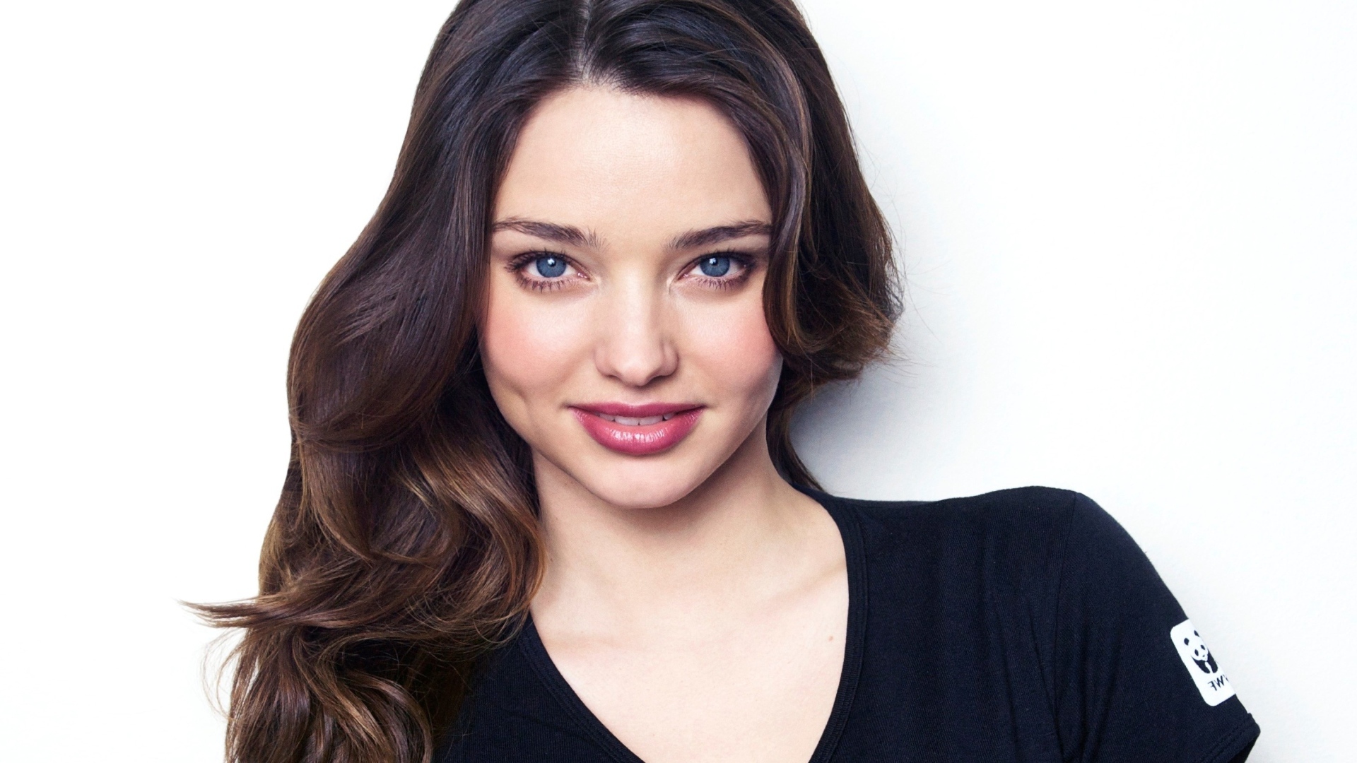 Нежная улыбающаяся голубоглазая девушка, модель Миранда Керр