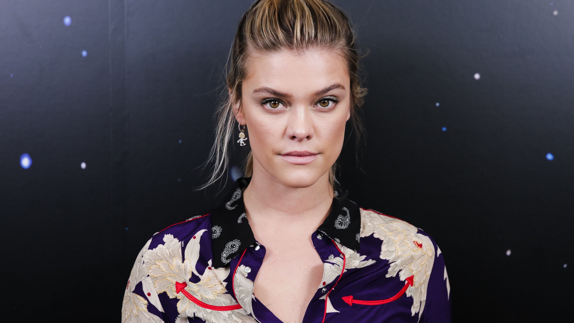 Модель Нина Агдал на черном фоне