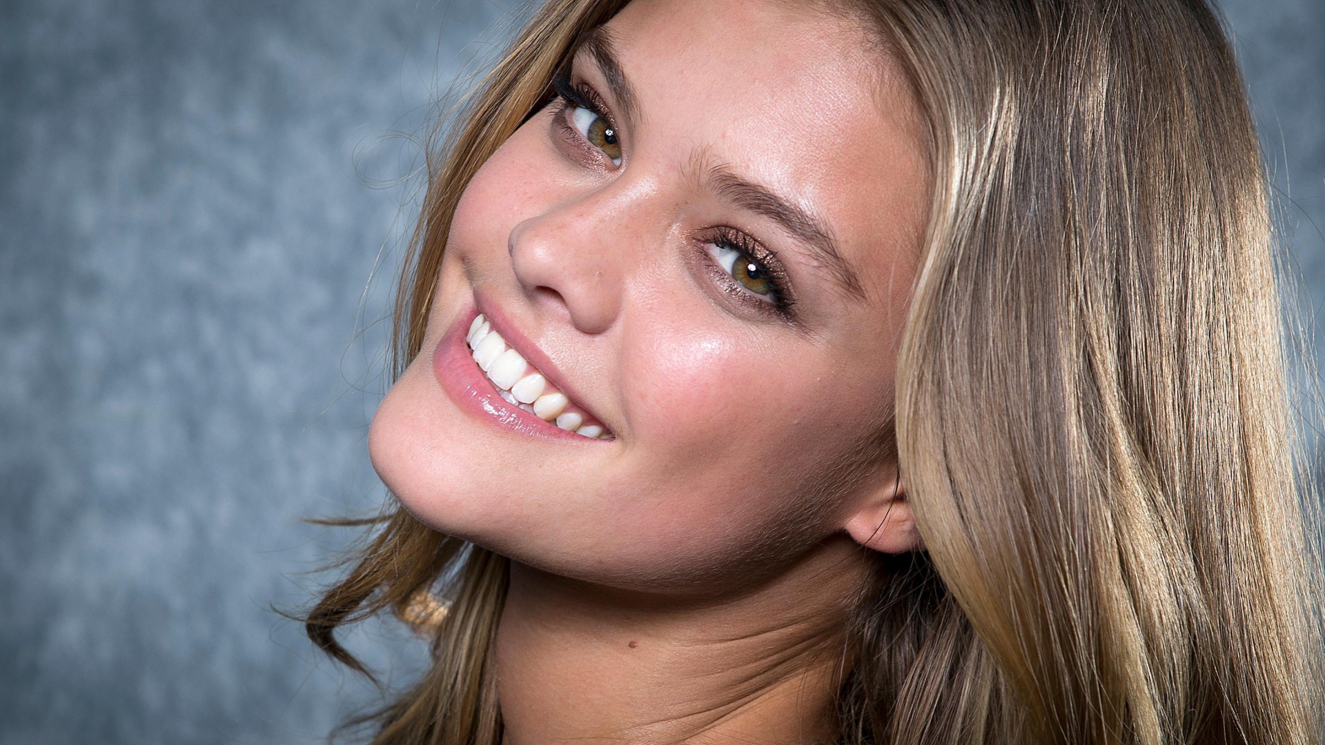 Улыбающаяся модель Нина Агдал лицо крупным планом