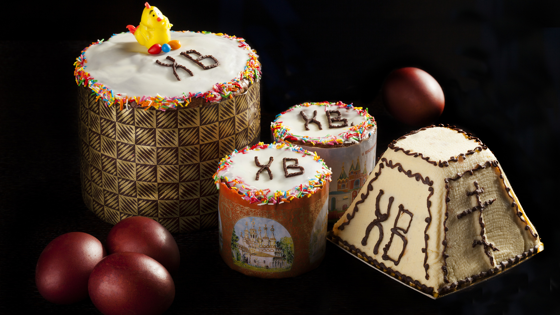 Красивые куличи и крашеные яйца на черном фоне на праздник Пасха