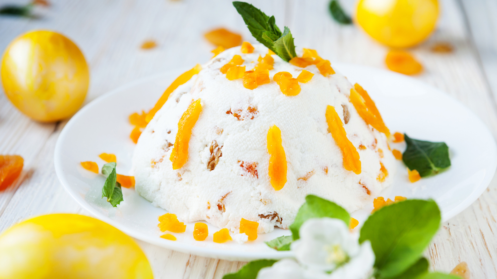 Сладкая творожная пасха с курагой на столе с крашеными яйцами