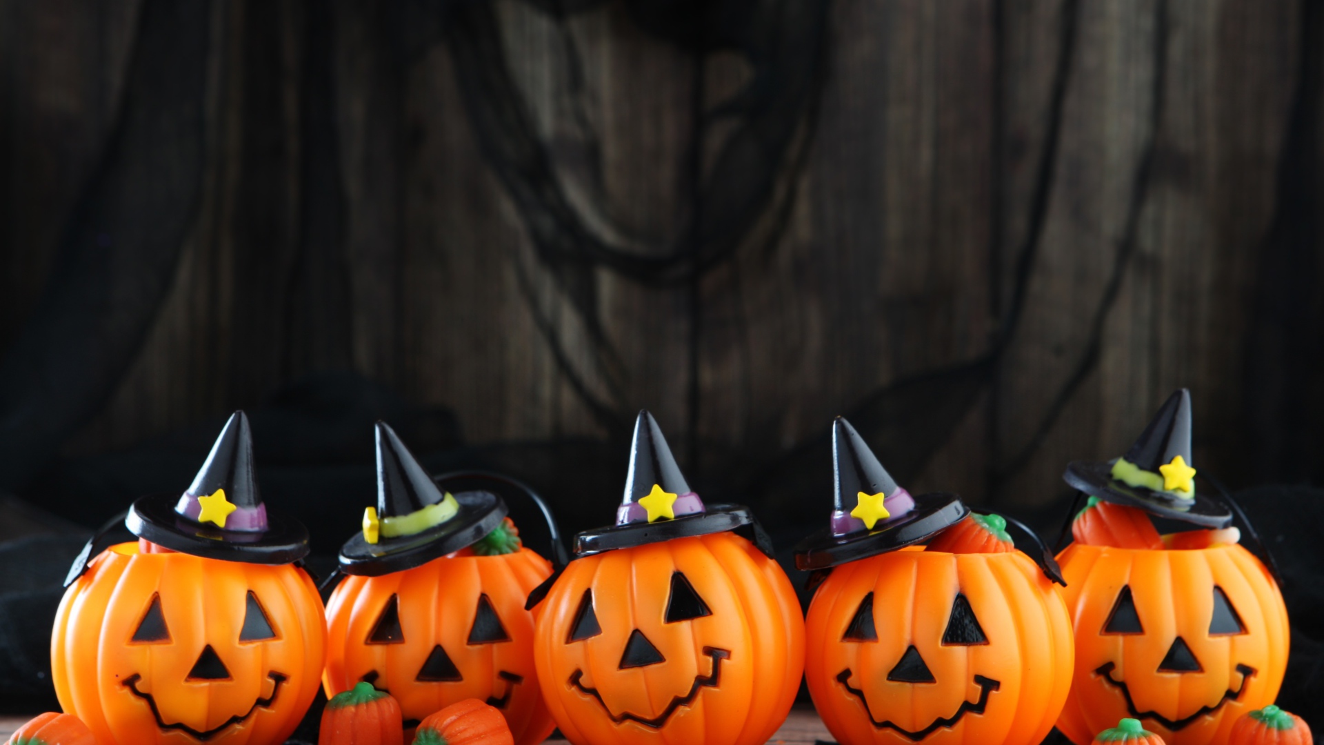 Маленькие тыквы со сладостями на Хэллоуин