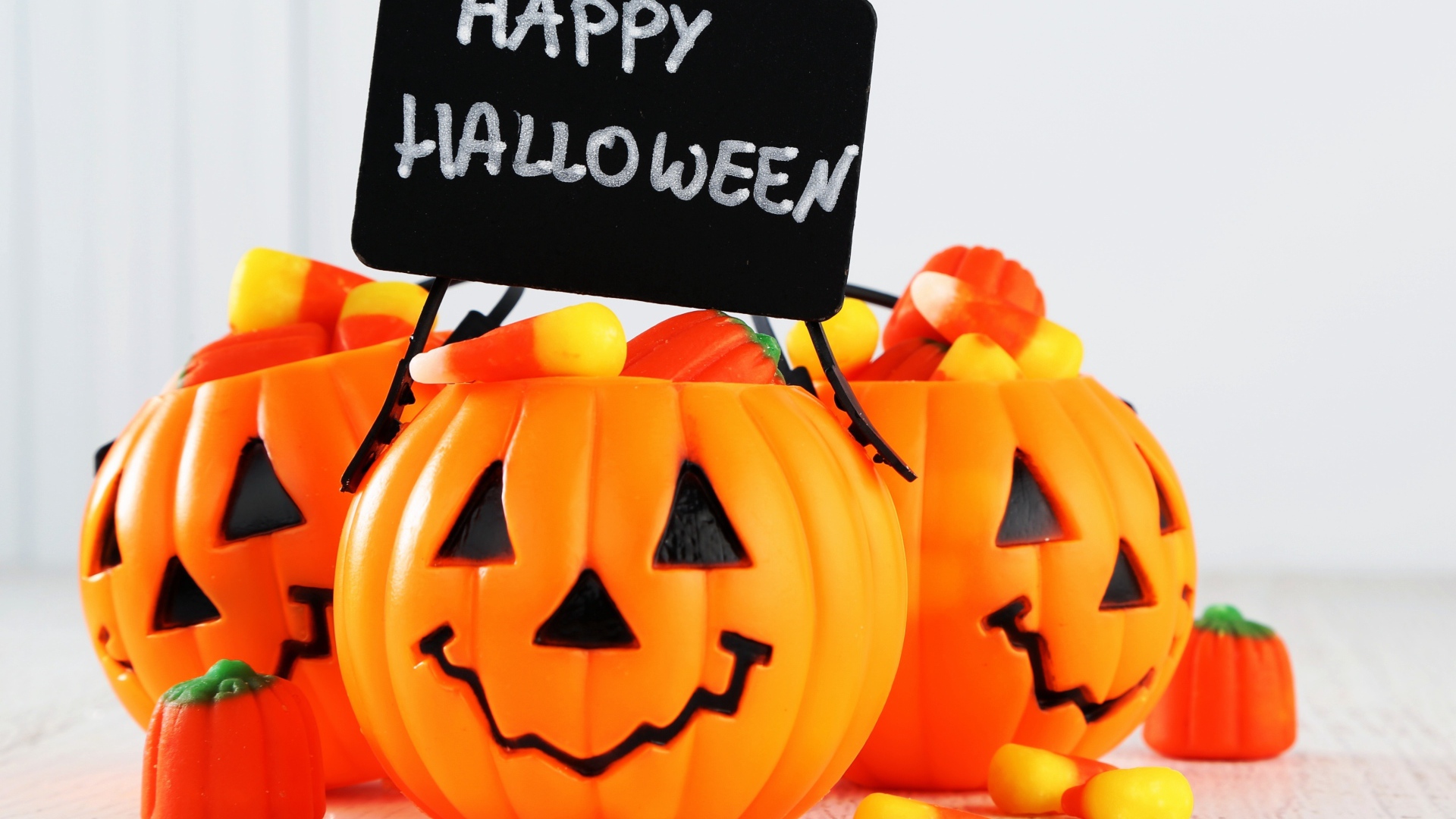 Тыквы со сладостями с надписью Счастливого Хэллоуина