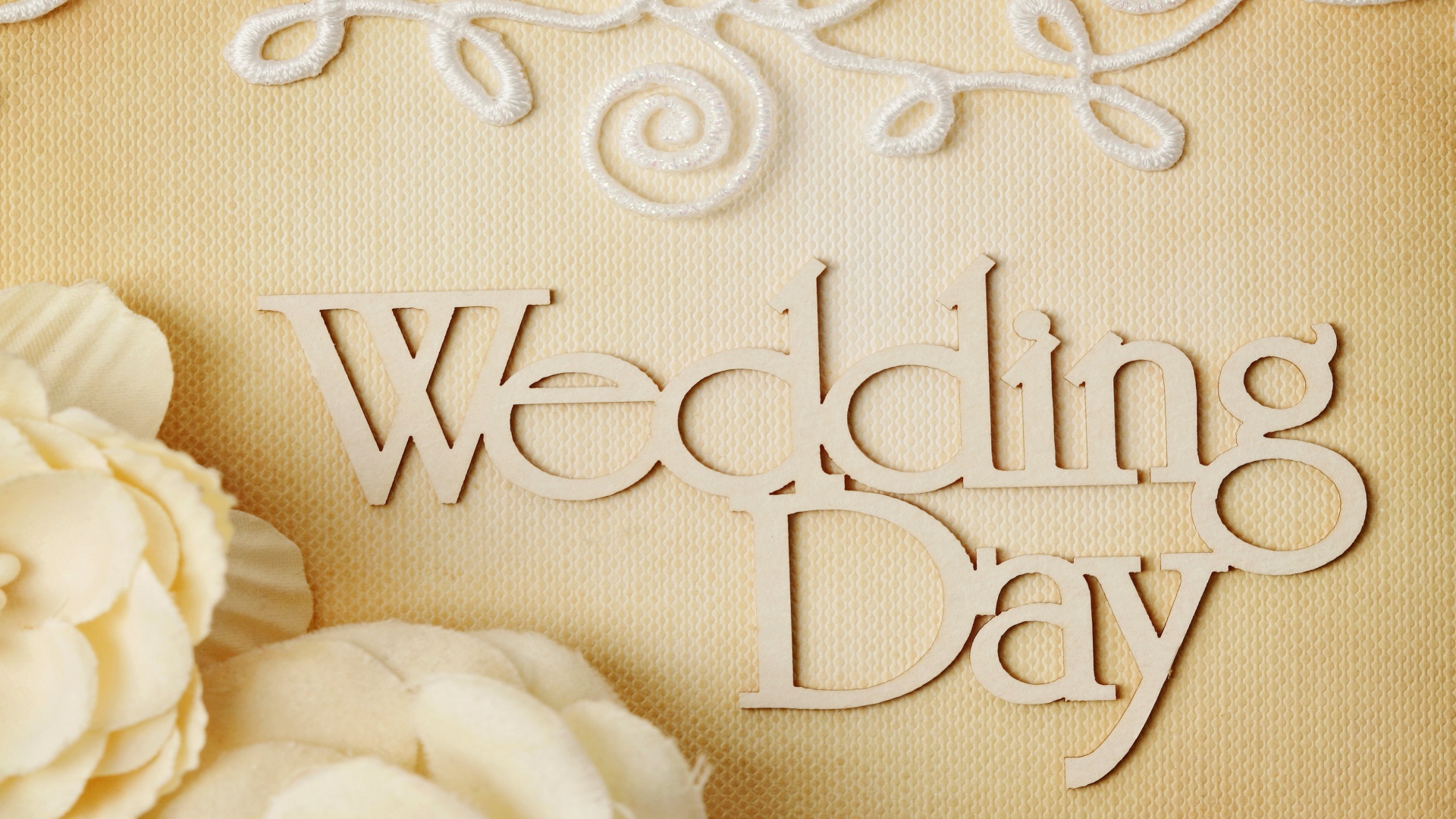 Надпись на свадьбу на бежевом фоне