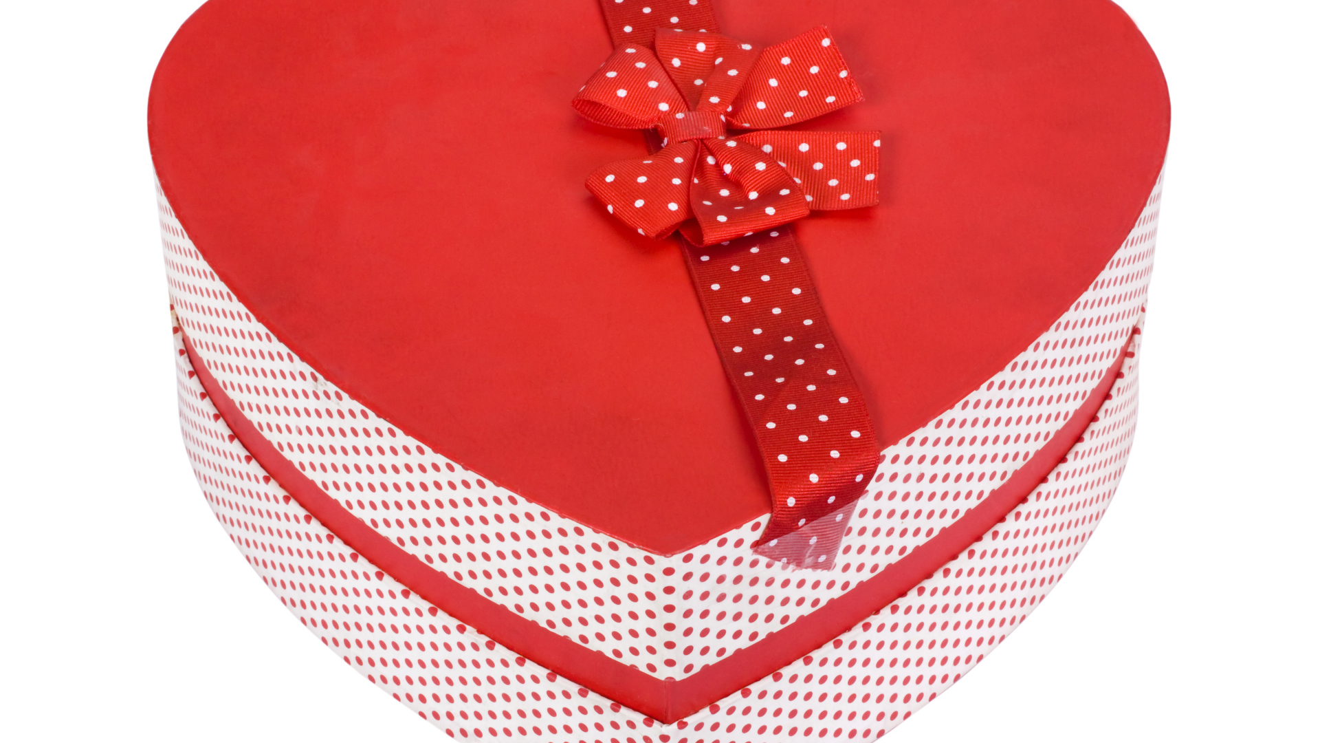 Красивая коробка в форме сердца на белом фоне