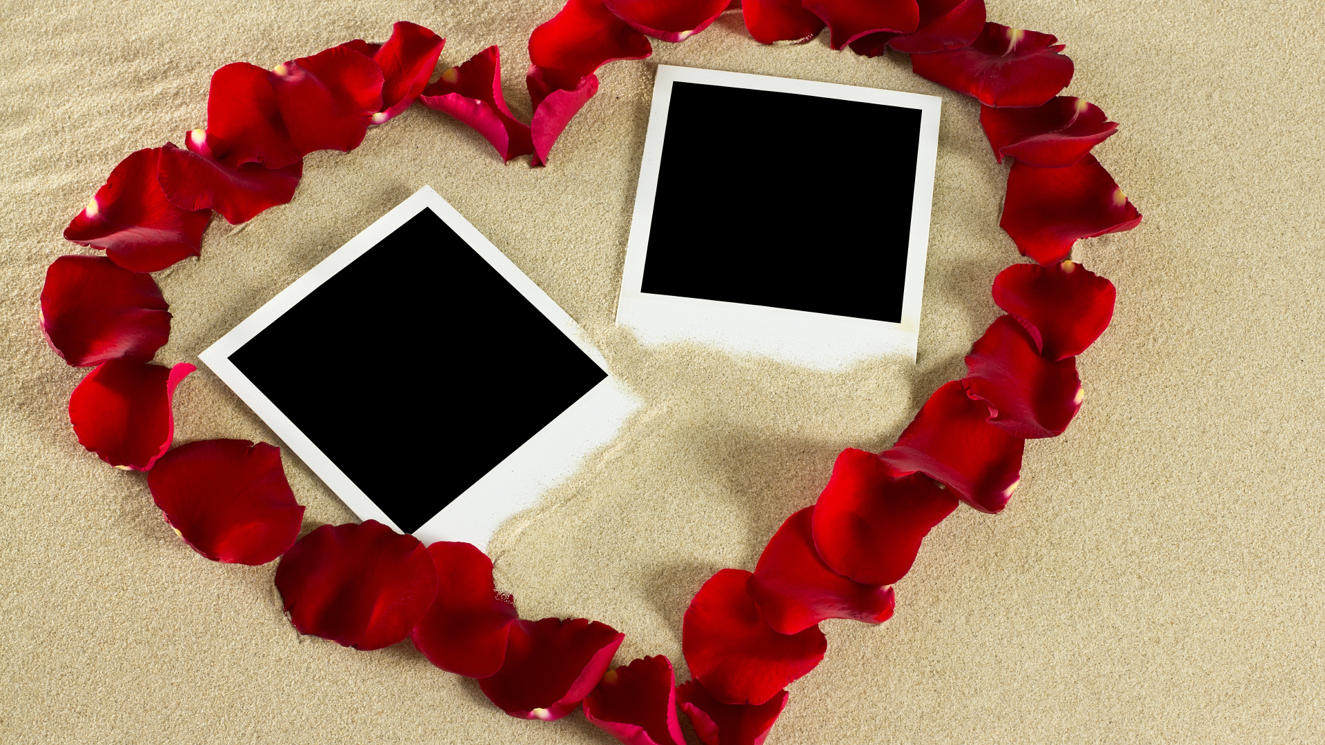 Сердце из лепестков роз на песке с шаблонами для фото 
