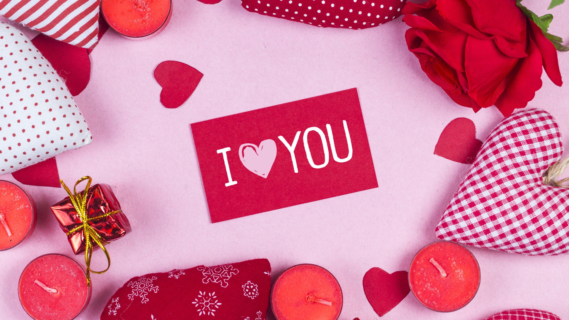 Сердечки, свечи и роза вокруг надписи Я тебя люблю 