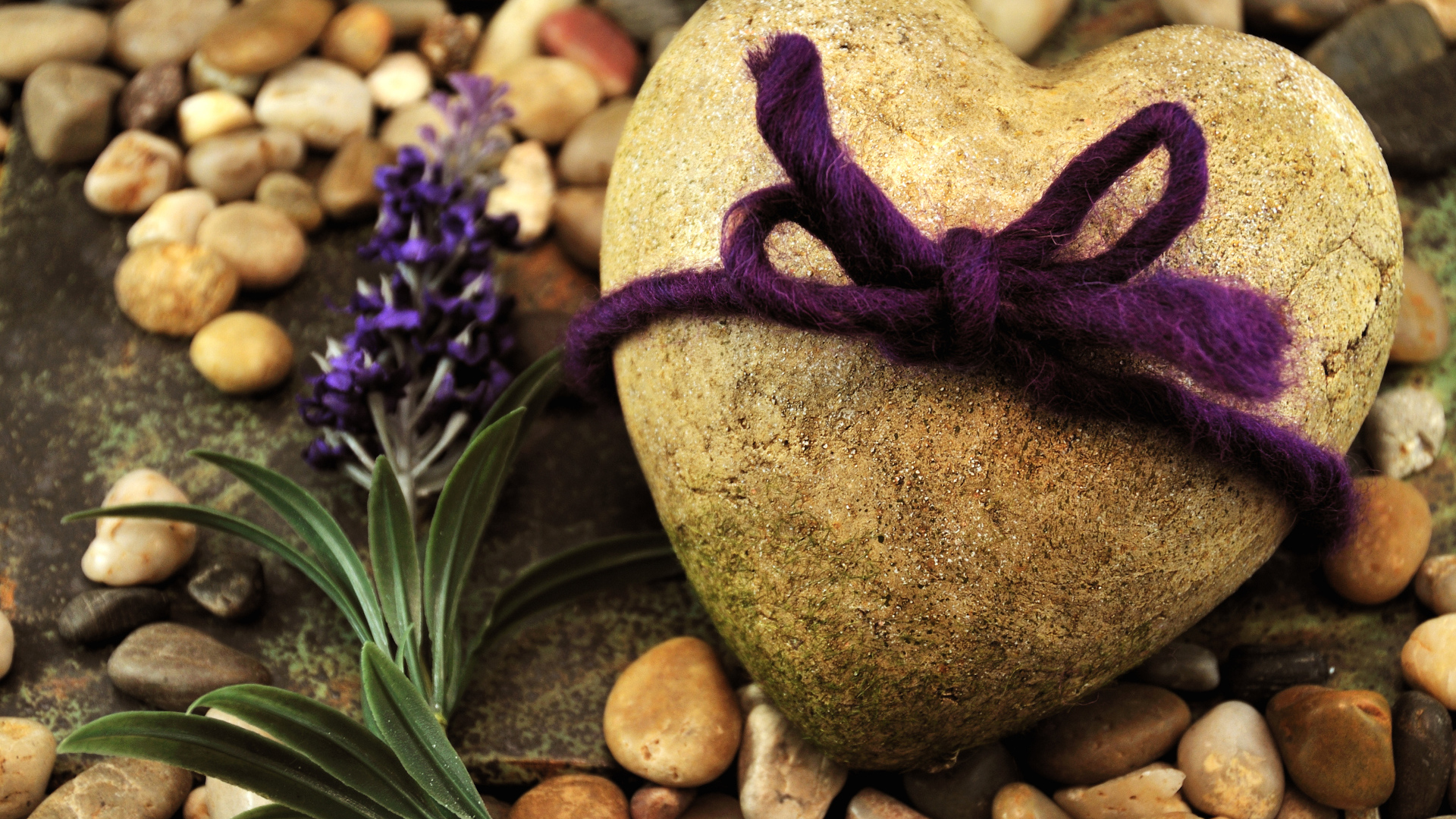 Большой камень в форме сердца перевязан нитью 