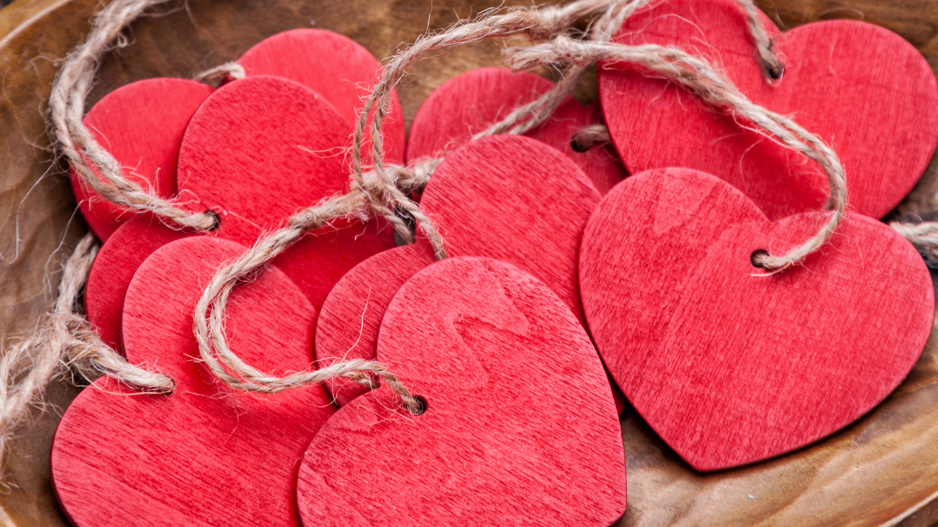 Красные деревянные сердечки на нитках в деревянной коробке