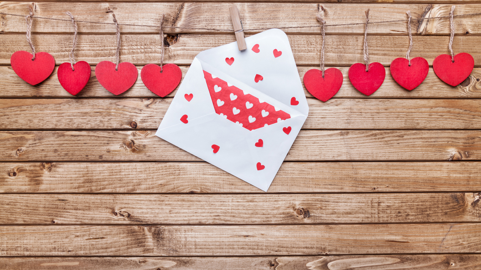 Красные деревянные сердечки на ниткам с конвертом 