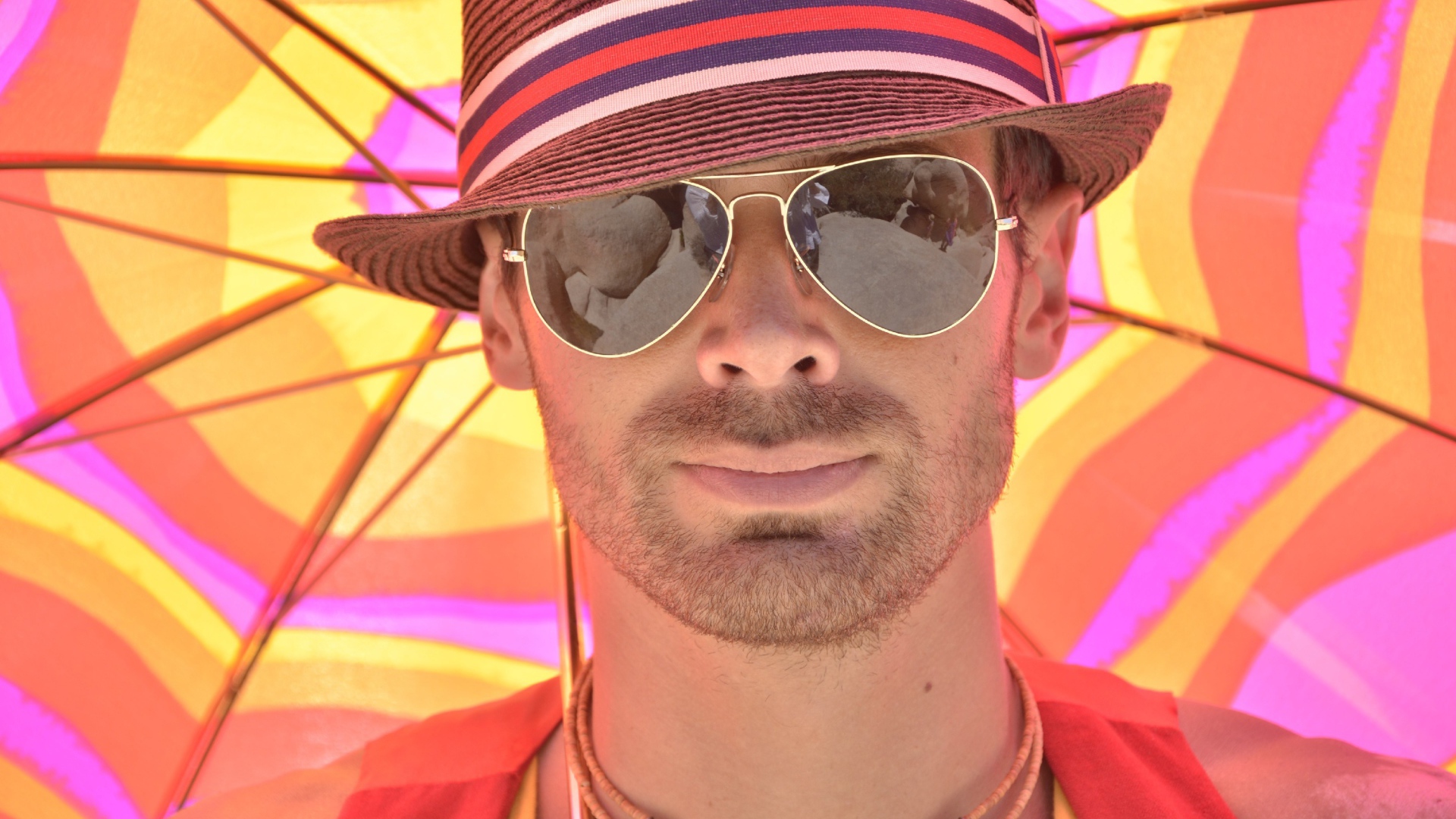 Мужчина в солнечных очках и шляпе летом