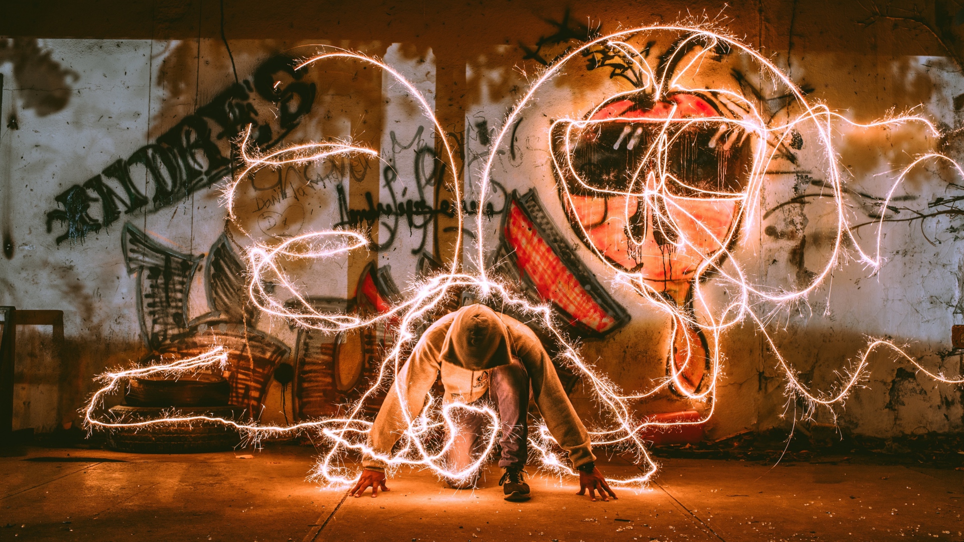 Парень в худи с искрами света