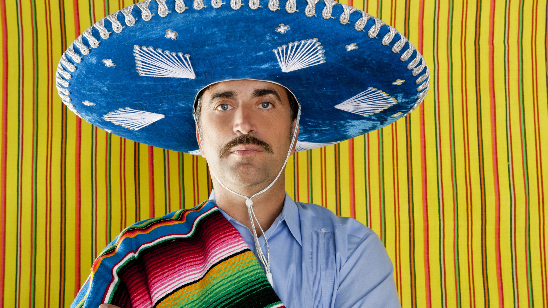 Мужчина с большой шляпе сомбреро 