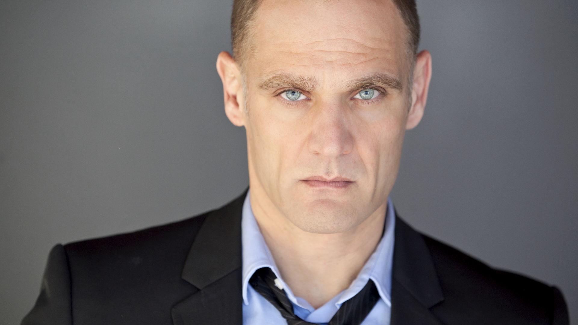 Голубоглазый мужчина, канадский актер Андреас Апергис