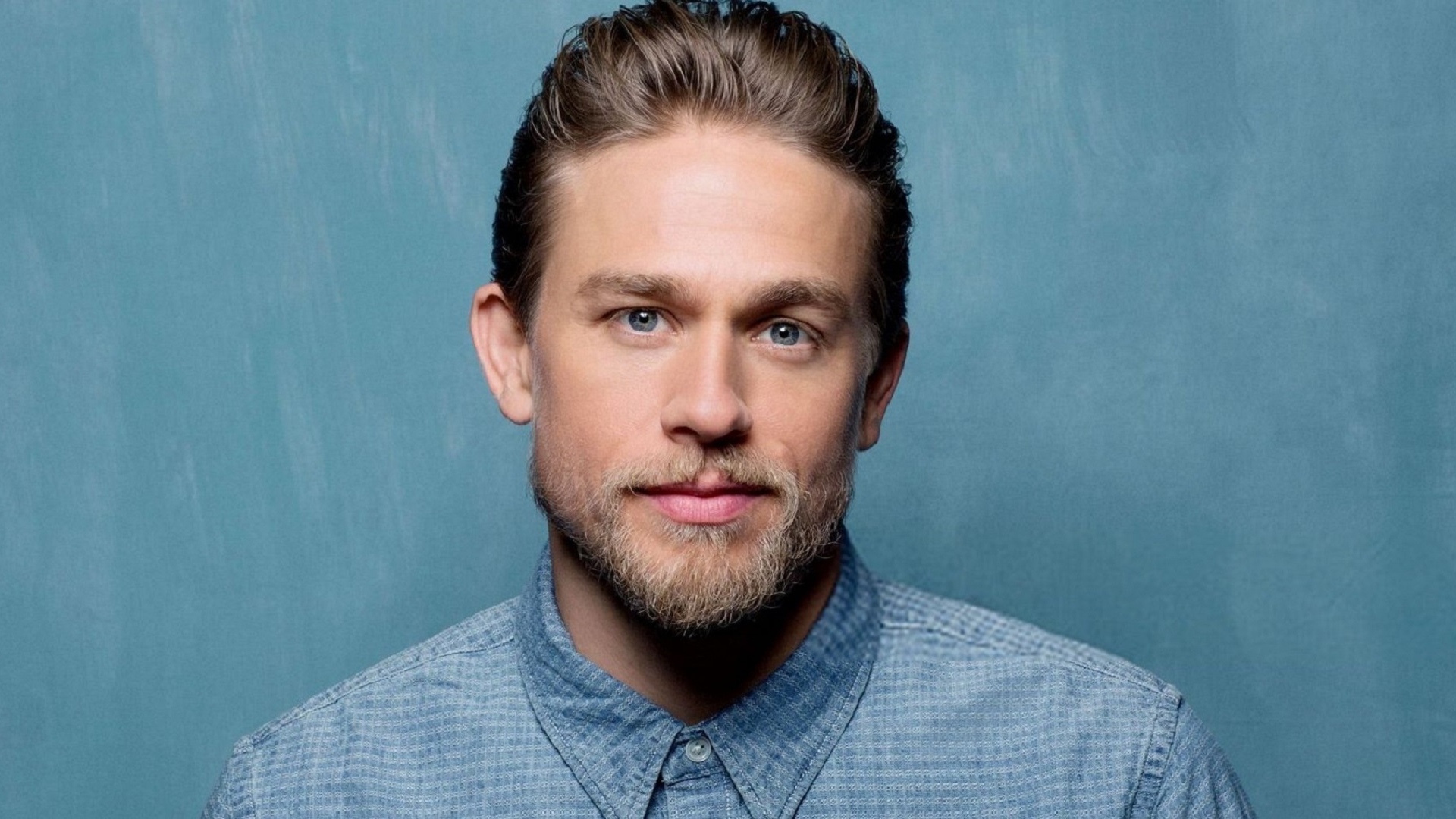 Красивый мужчина британский актер Чарли Ханнэм