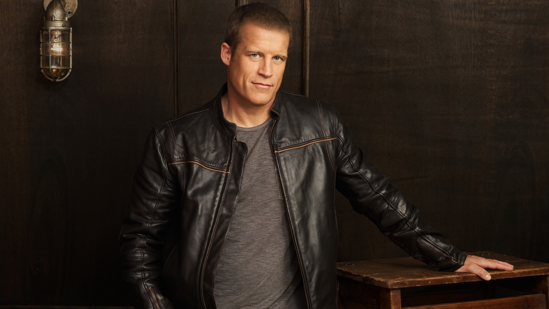 Красивый мужчина, актер Марк Вэлли в кожаной куртке