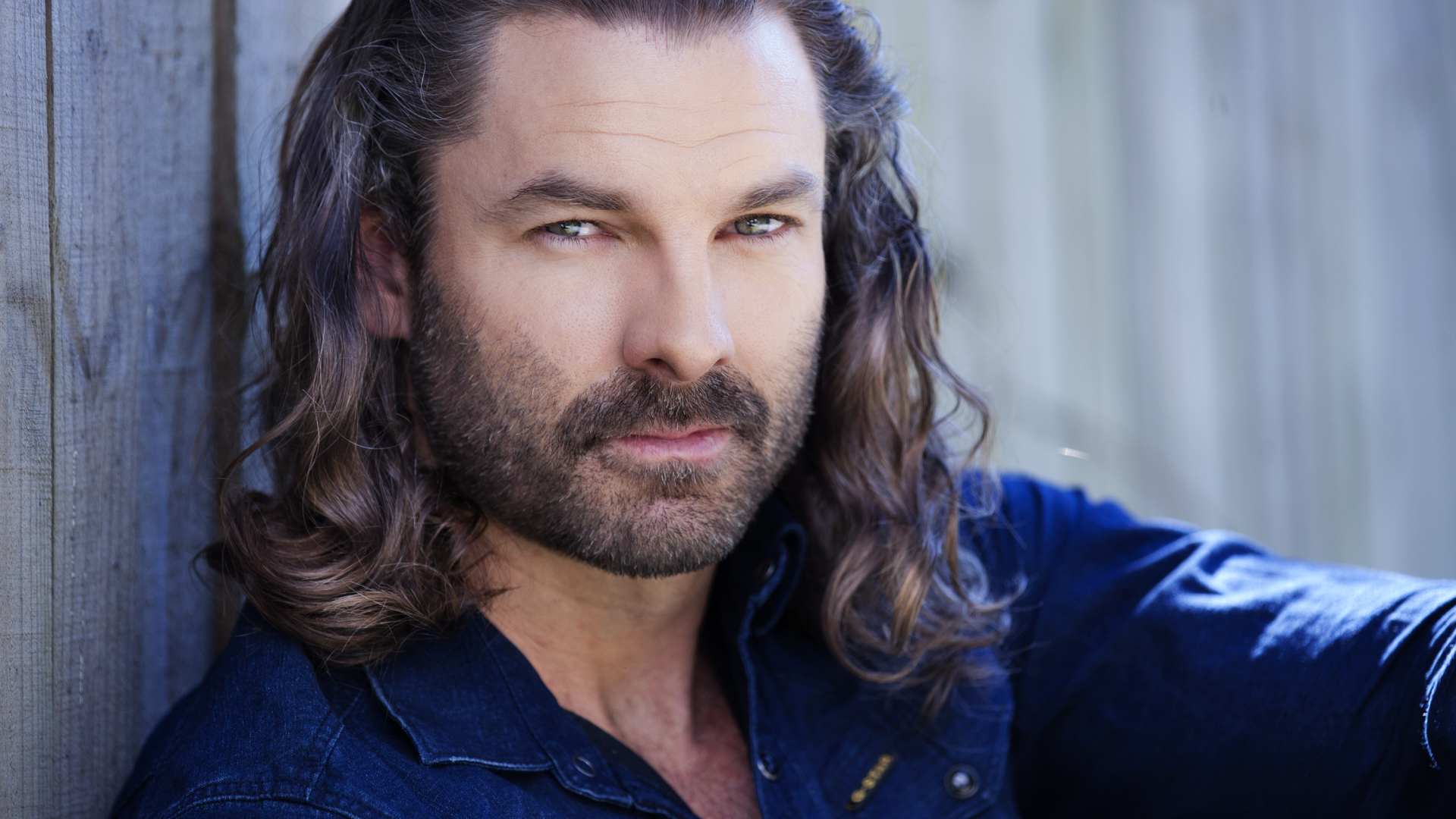 Стильный мужчина актер Гай Уильямс