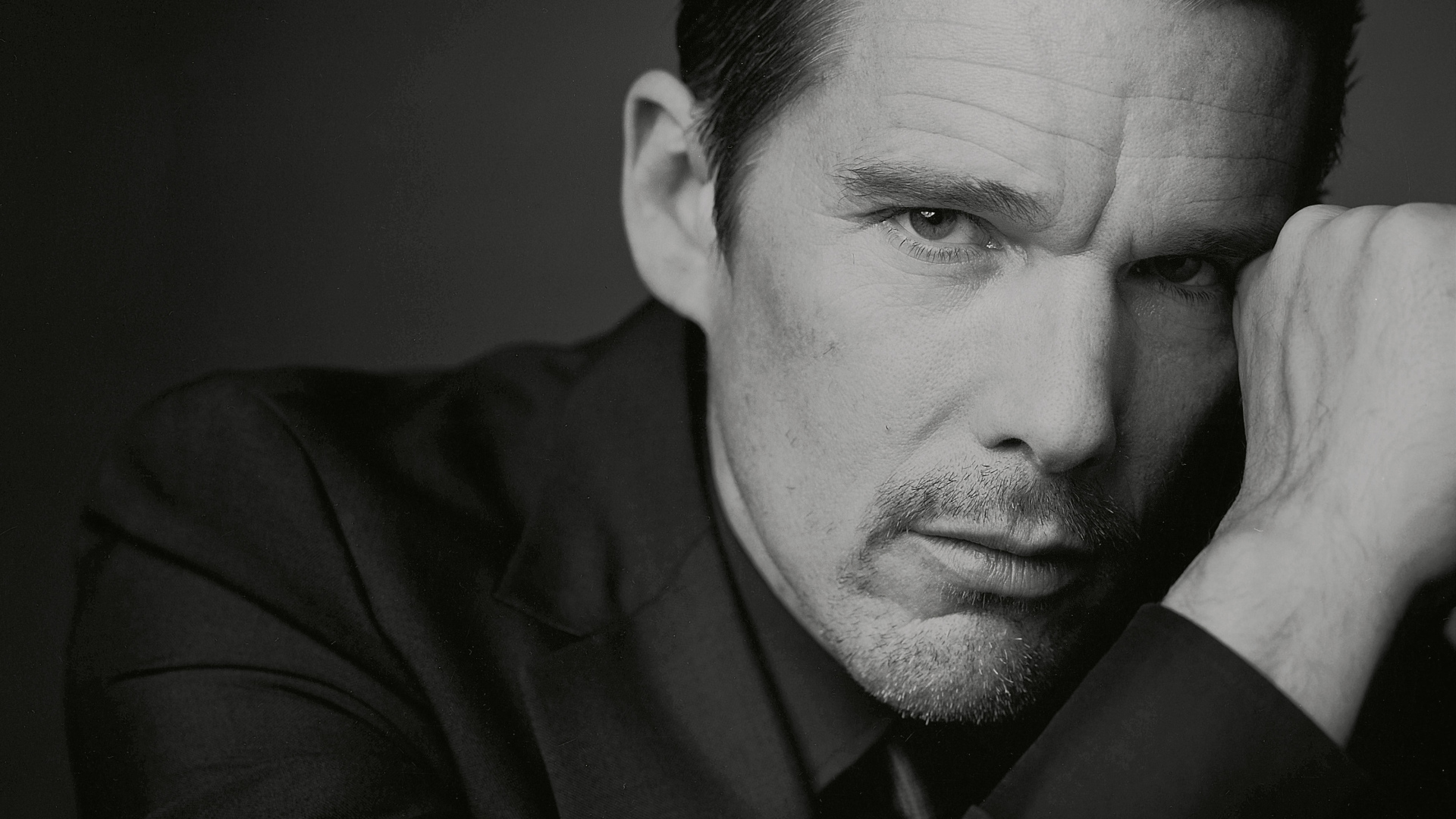 Стильный мужчина, актер Итан Хоук черно белое фото 