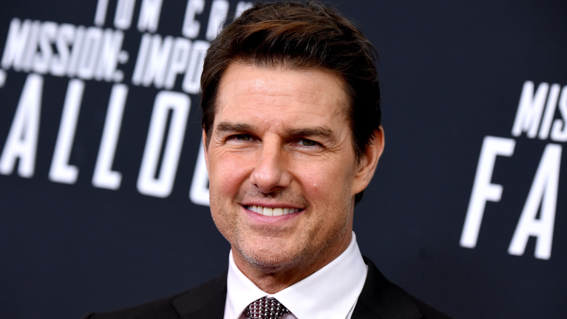 Стильный улыбающийся мужчина, актер Том Круз