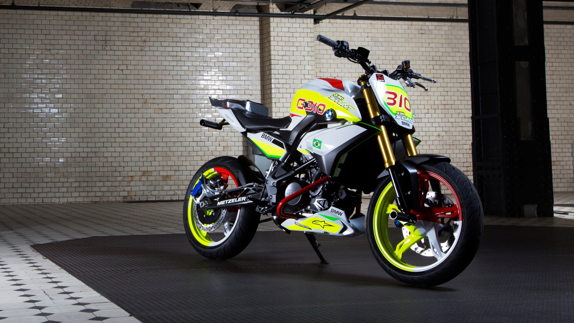 Мотоцикл BMW Concept Stunt G 310 в гараже