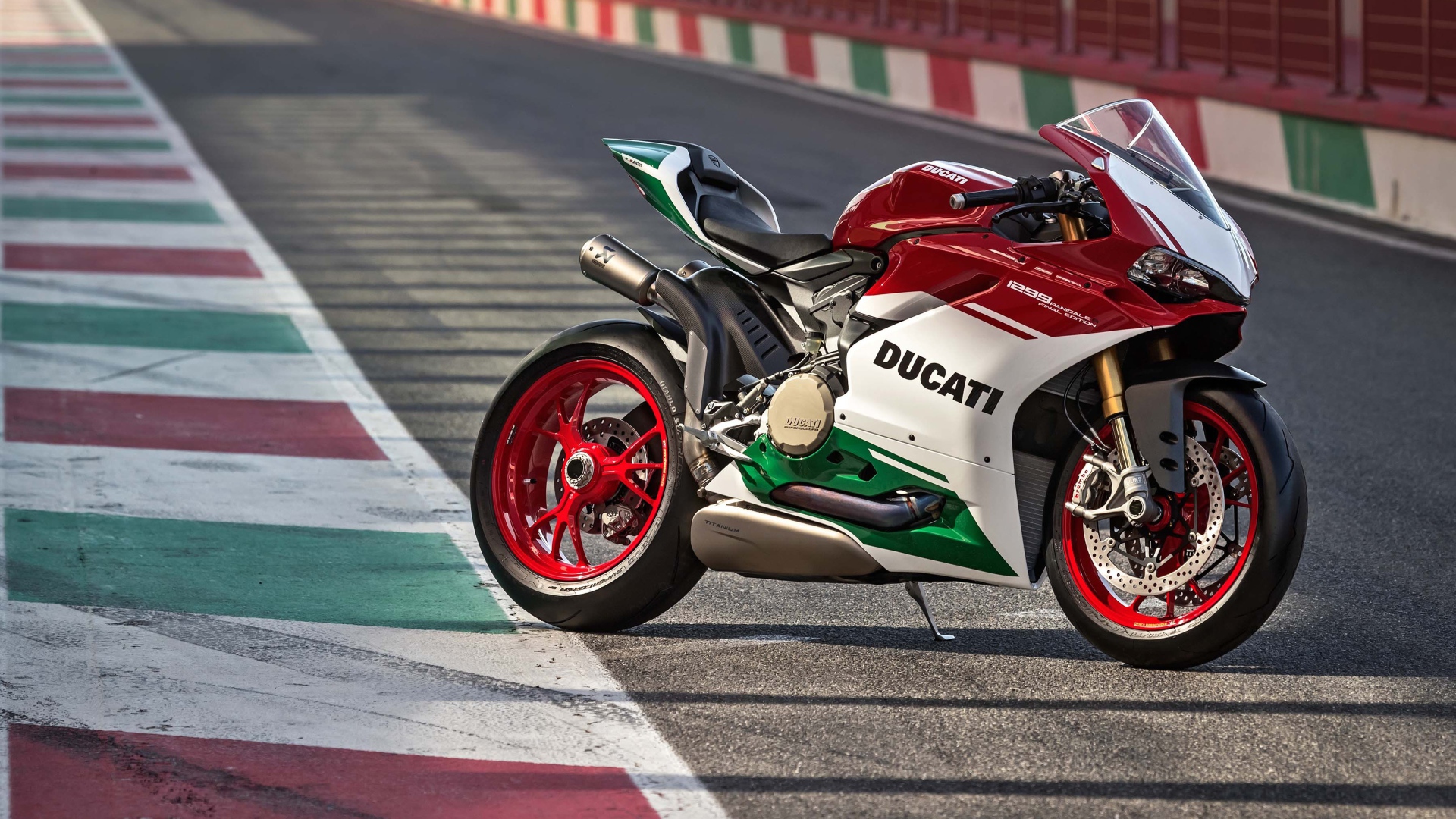 Мотоцикл Ducati 1299 на гоночной трассе