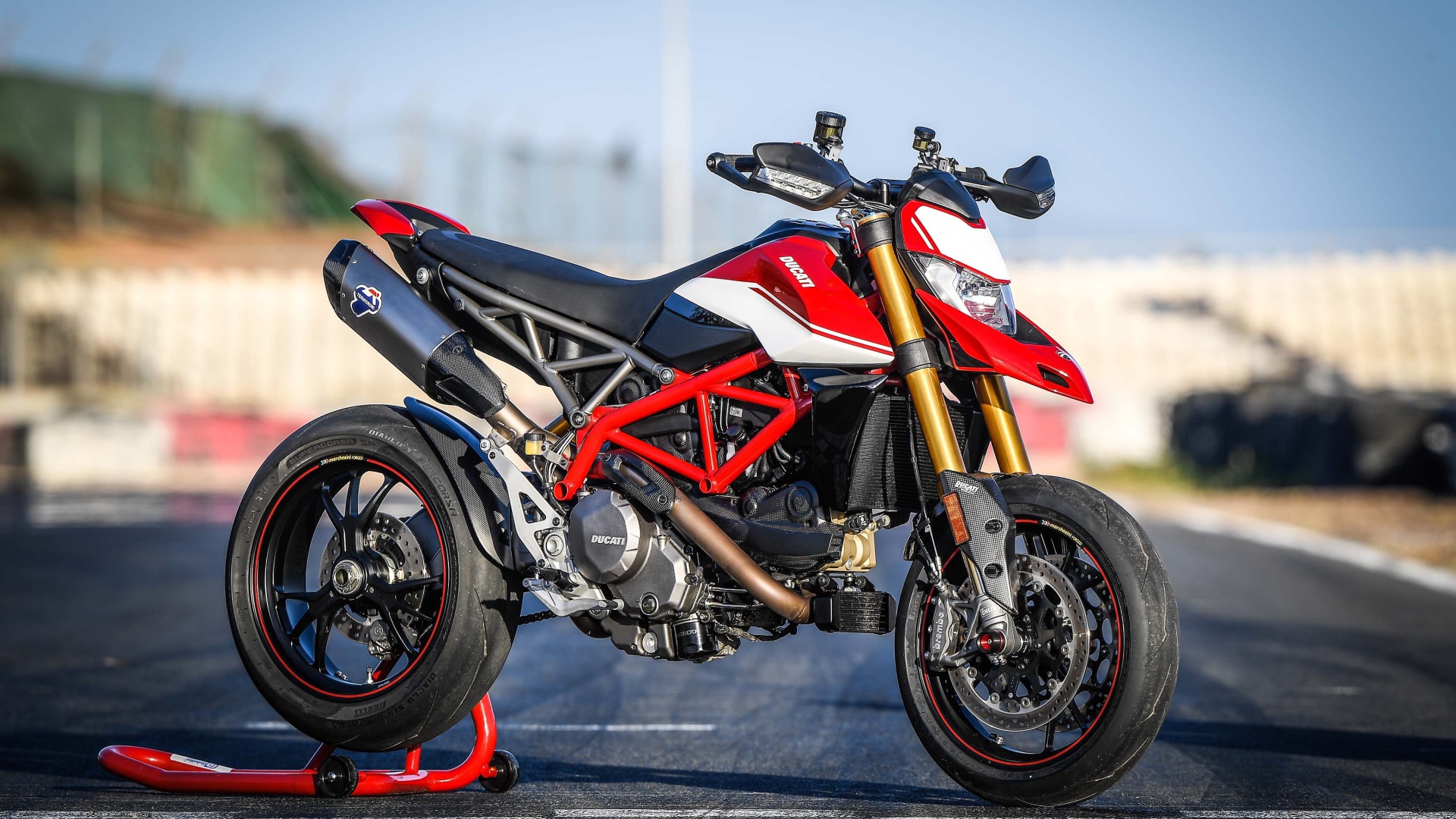 Мотоцикл Ducati Hypermotard 950 SP, 2019 года на асфальте