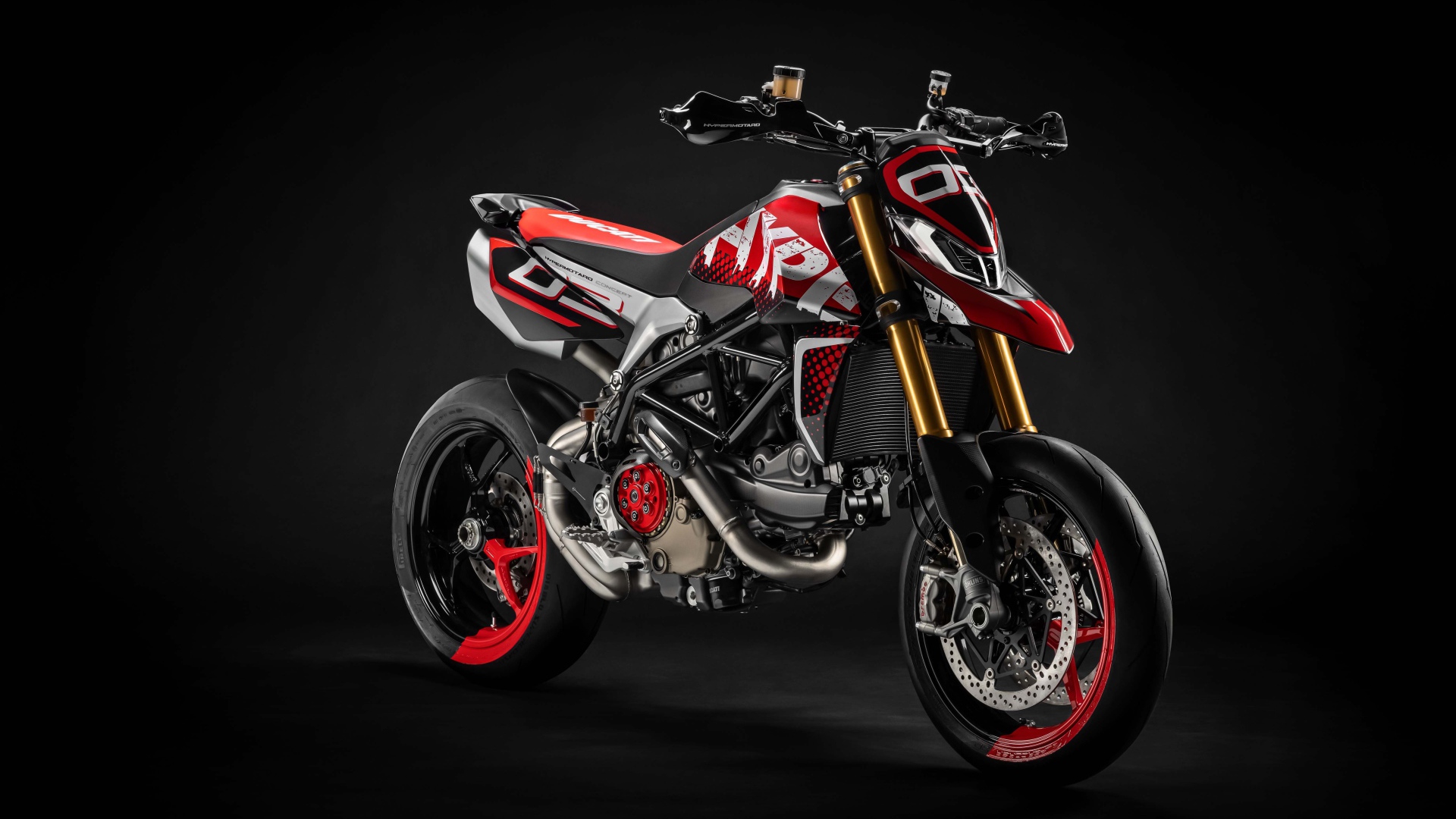 Мотоцикл Ducati Hypermotard 950 на сером фоне