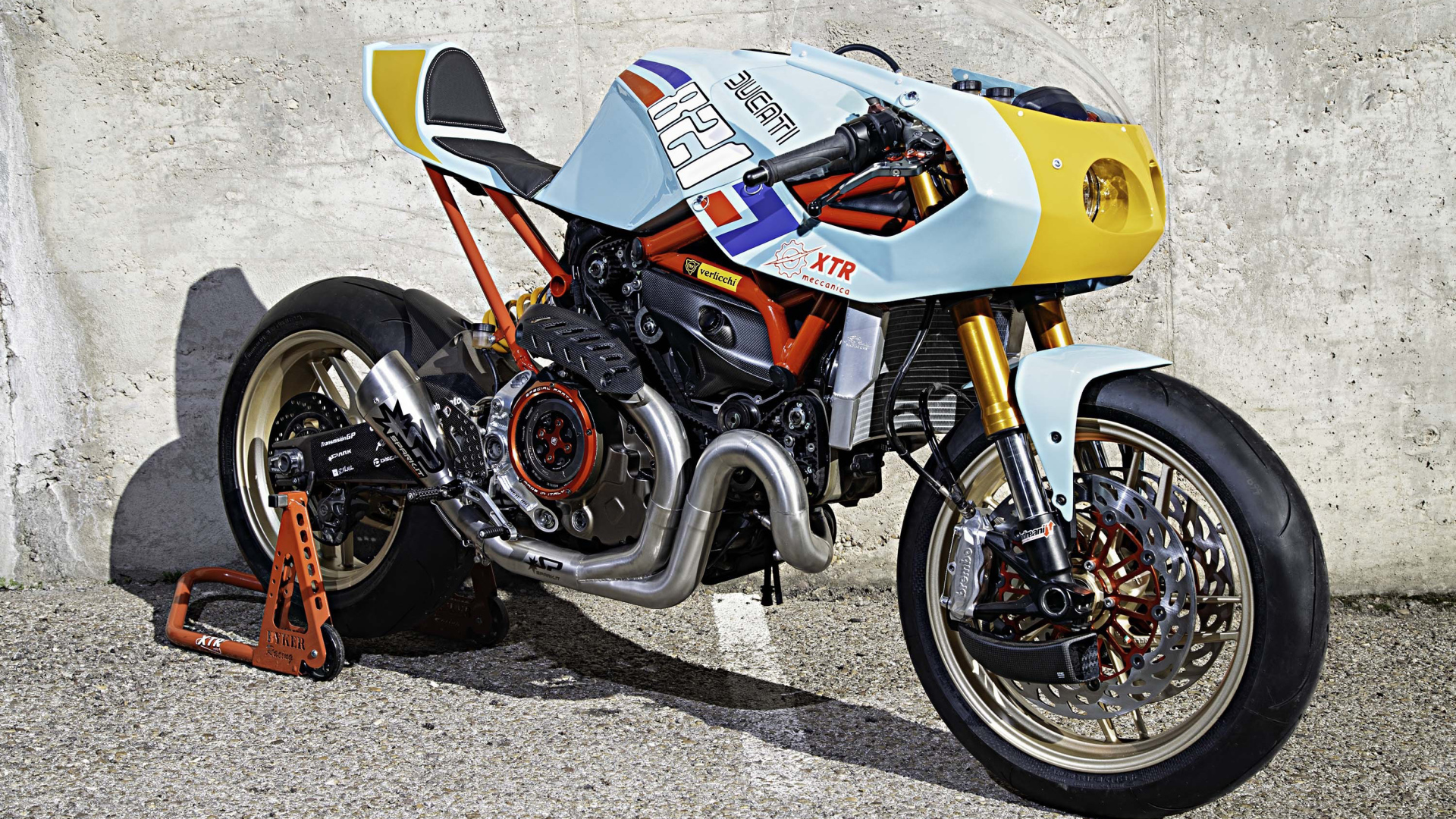 Мотоцикл  Ducati Monster 821 Pantah у стены 