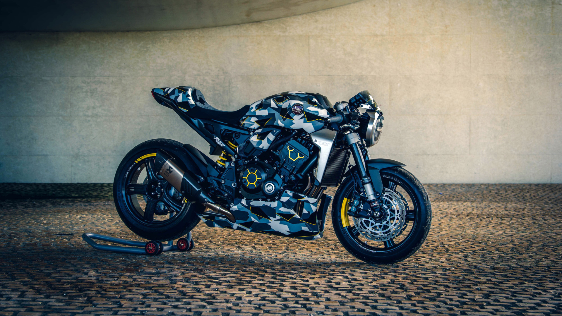 Спортивный мотоцикл Honda CB1000R у стены