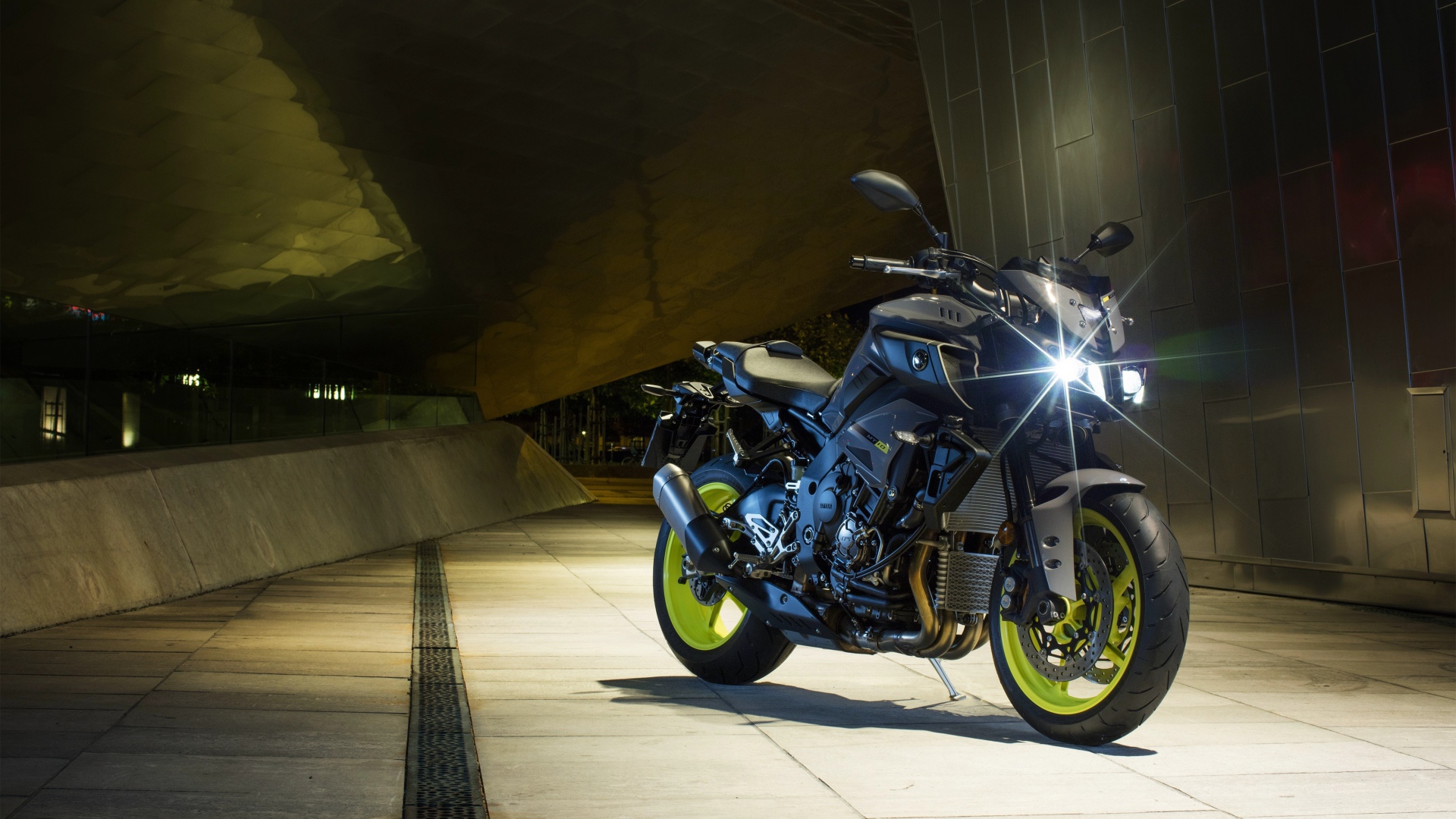 Мотоцикл Yamaha MT-10 с включенной фарой 