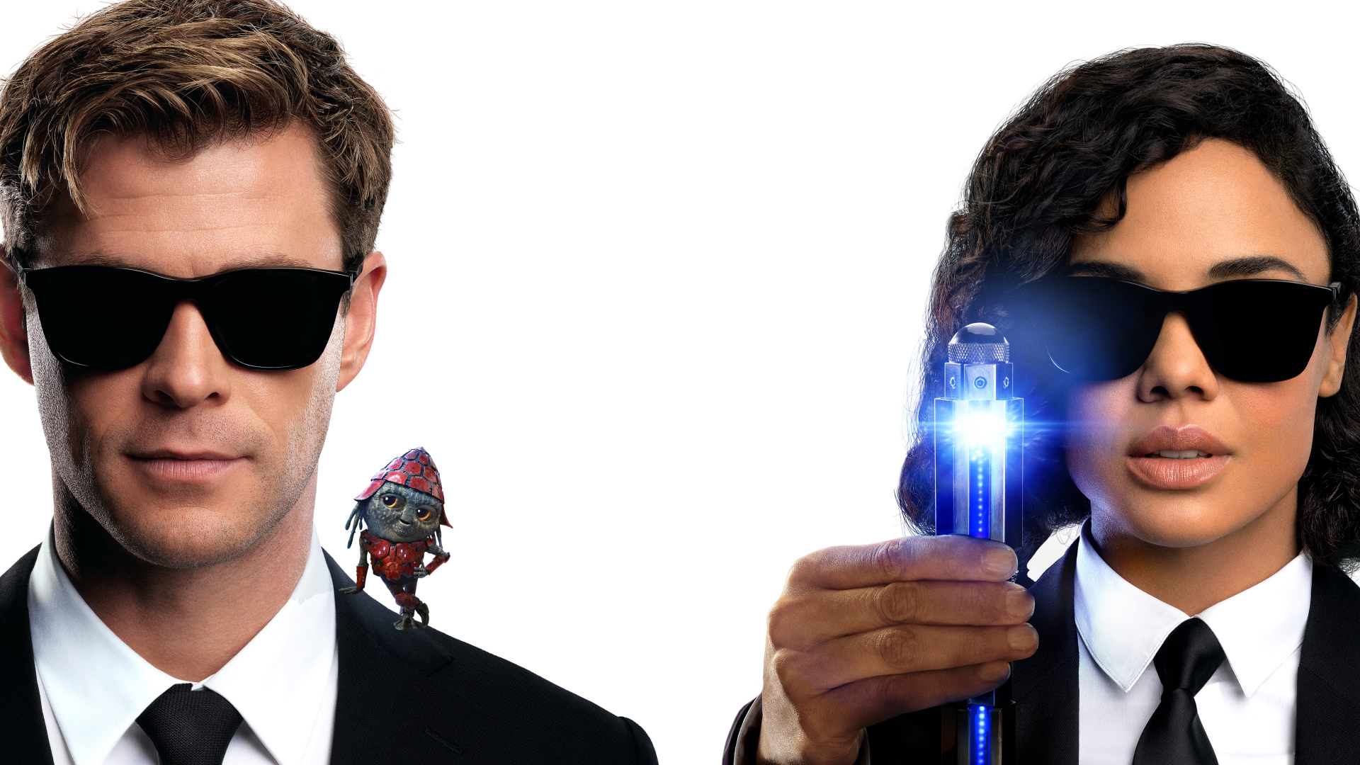 Главные герои фильма Люди в чёрном: Интернэшнл на белом фоне