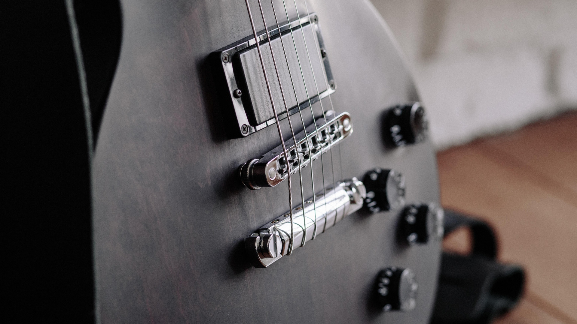 Струны электрогитары крупным планом