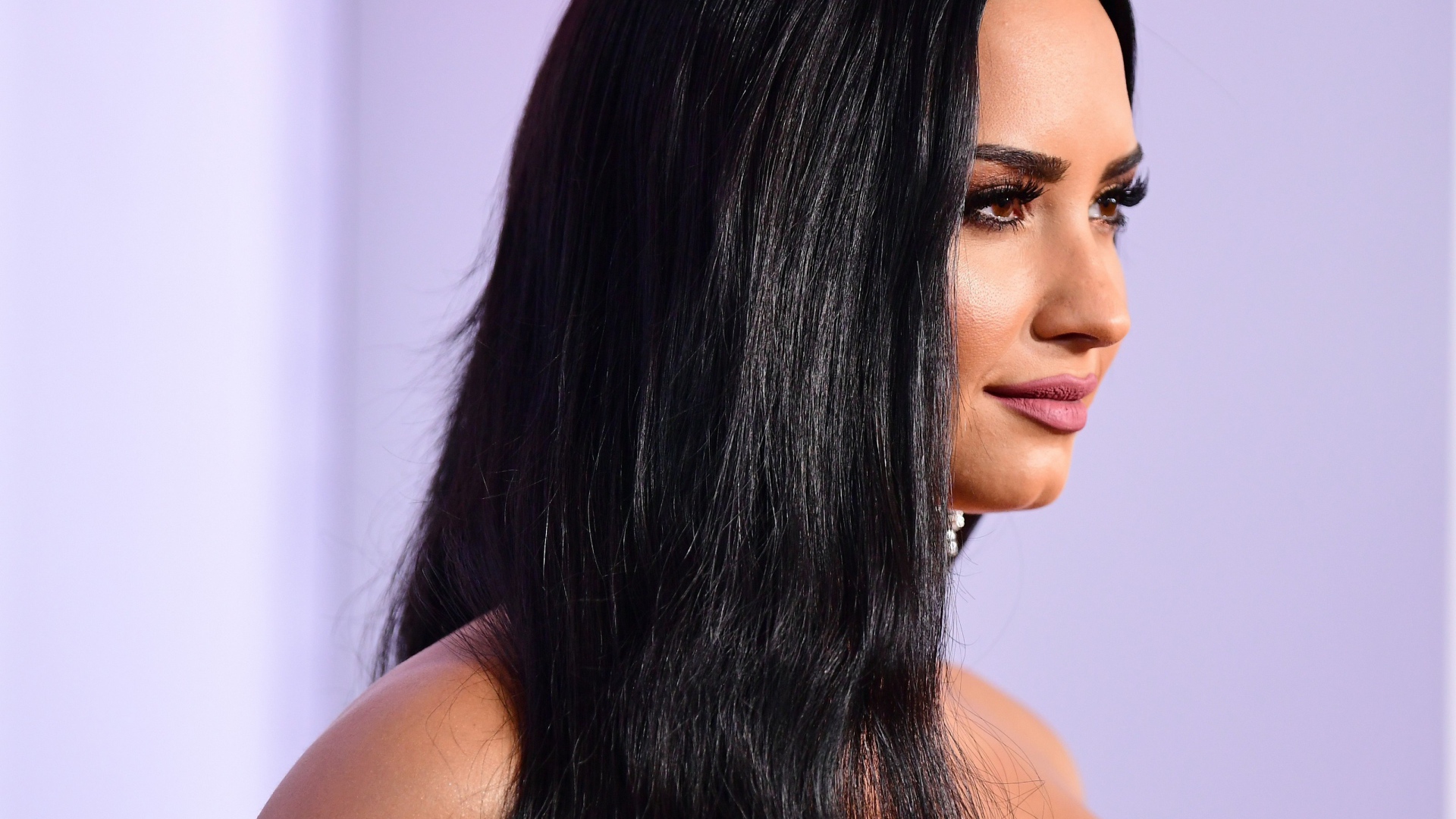 Длинноволосая брюнетка певица Деми Ловато