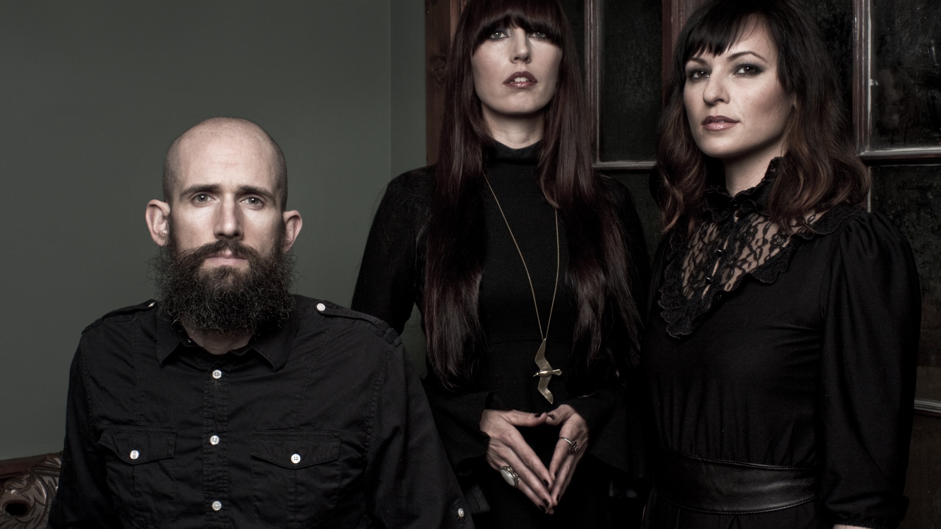 Участники музыкальной группы Ides Of Gemini в черных нарядах