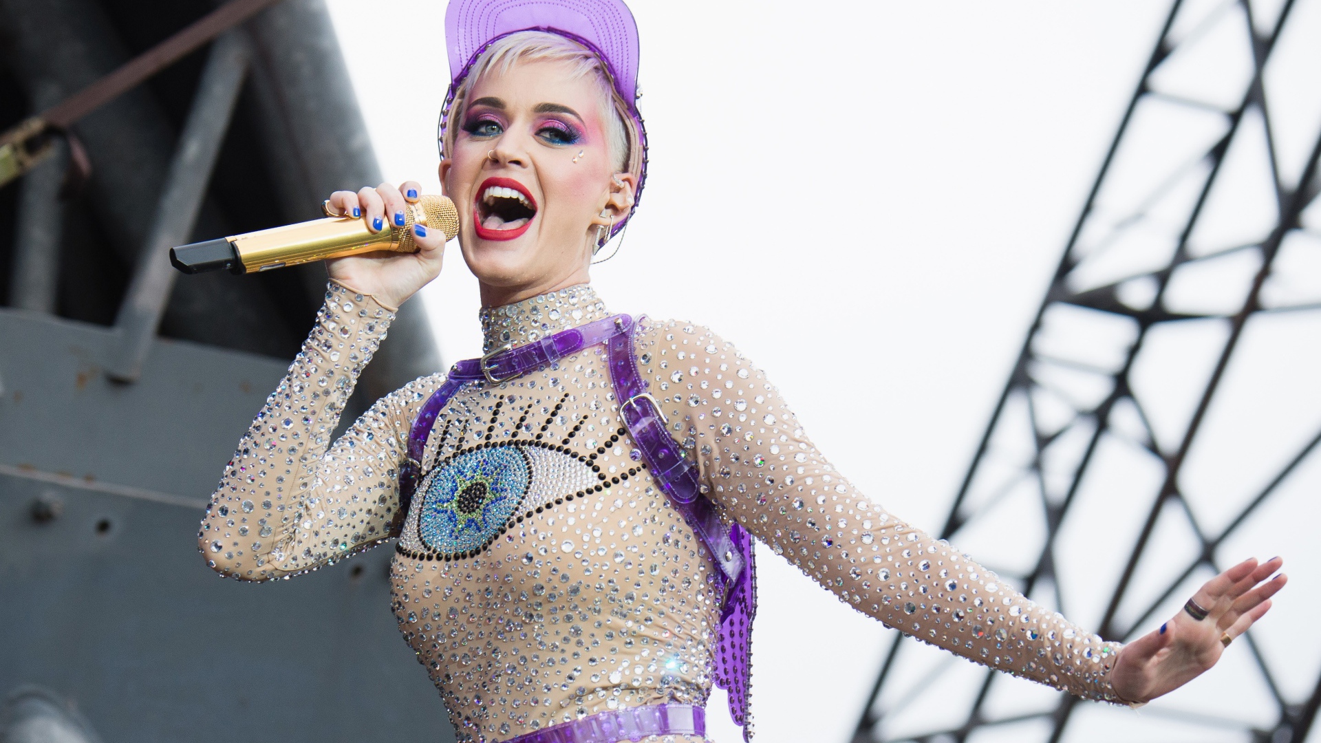 Эпатажная певица Кэти Перри выступает на сцене