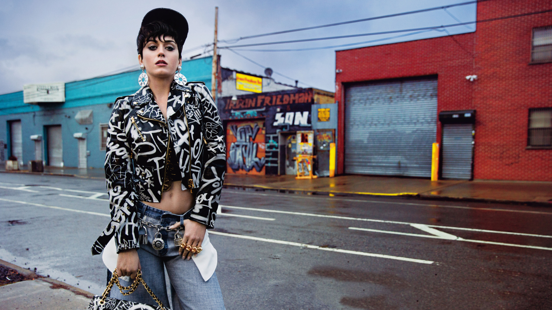 Певица Кэти Перри у дороги 