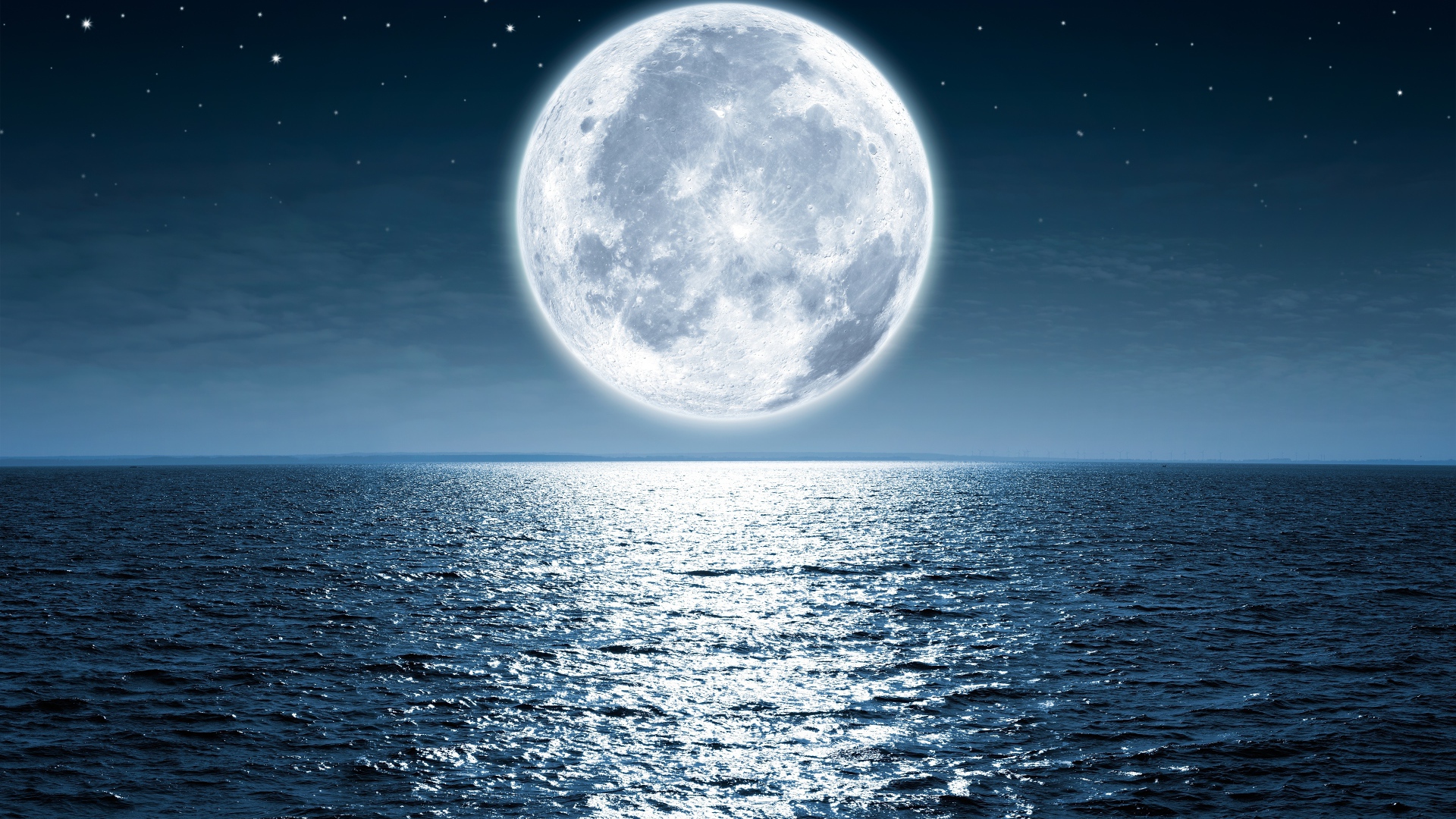 Огромная белая луна в звездном небе над морем