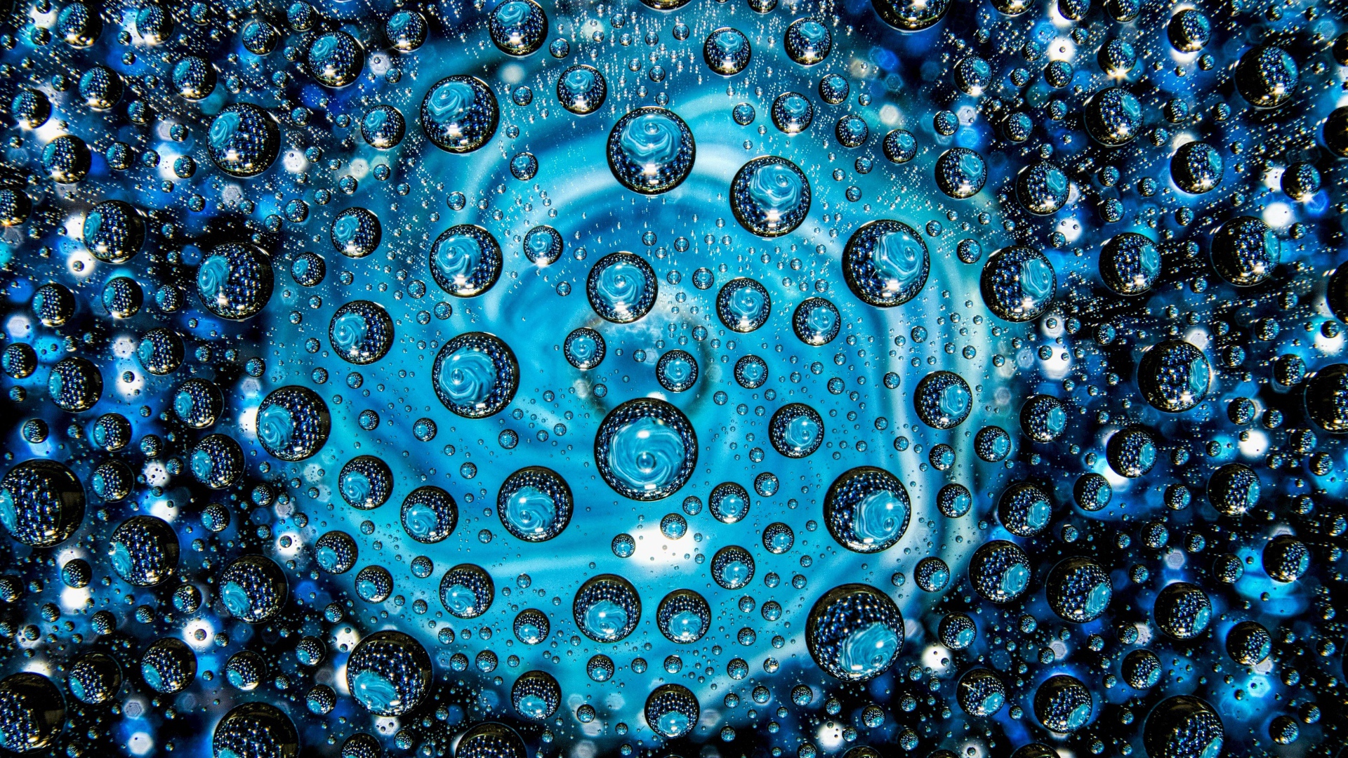 Много пузырей в голубой воронке